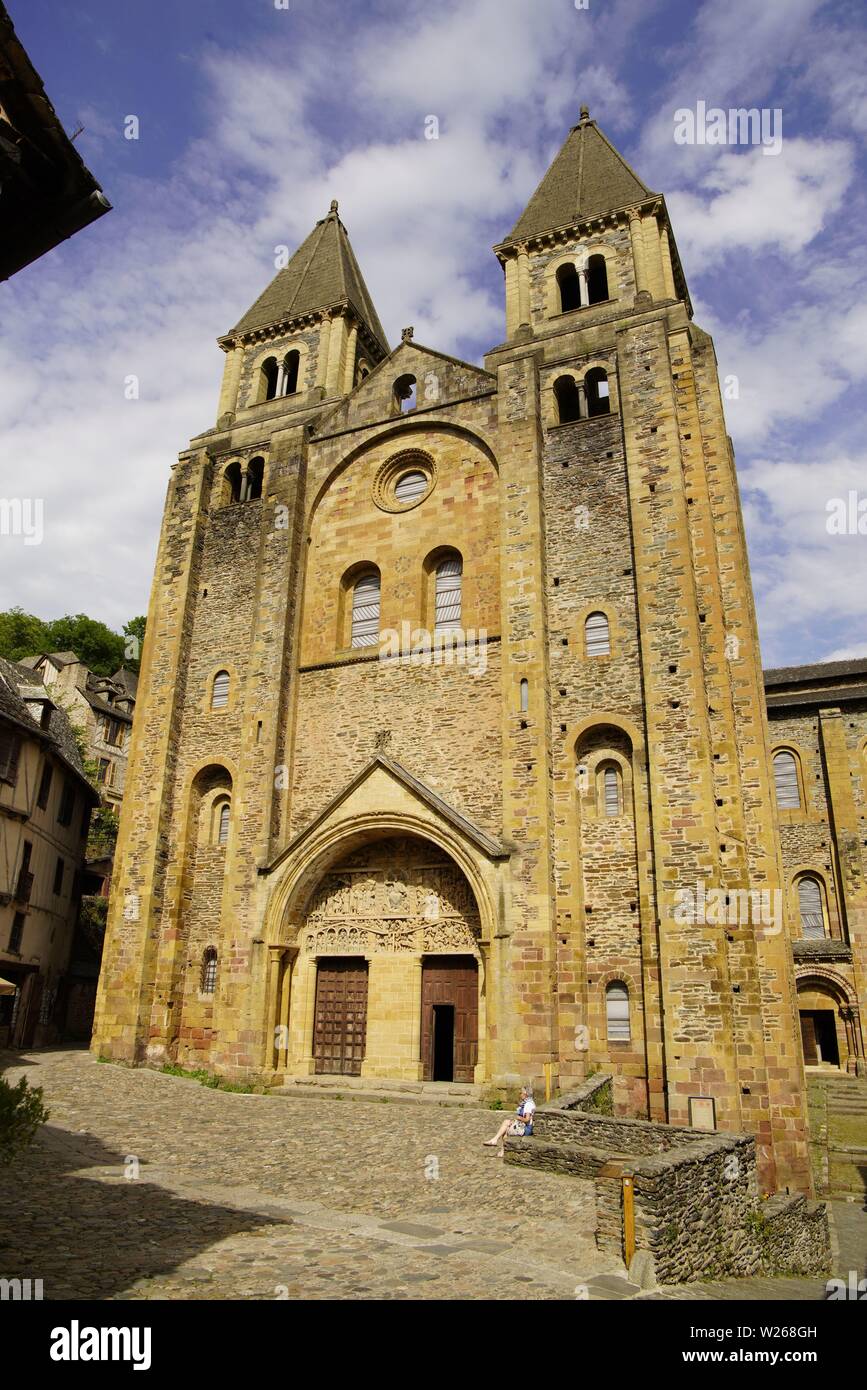 Façade Ouest et son tympan du Jugement Dernier, Abbey- Église de Sainte-Foy, Conques, Occitanie, France. Banque D'Images