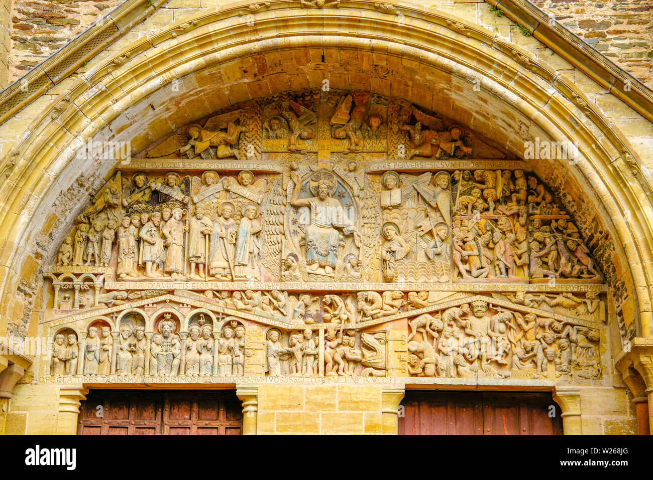 Le tympan montrant Jugement Dernier, Conques abbaye romane à l'église Sainte-Foy, Occitanie, France. Banque D'Images