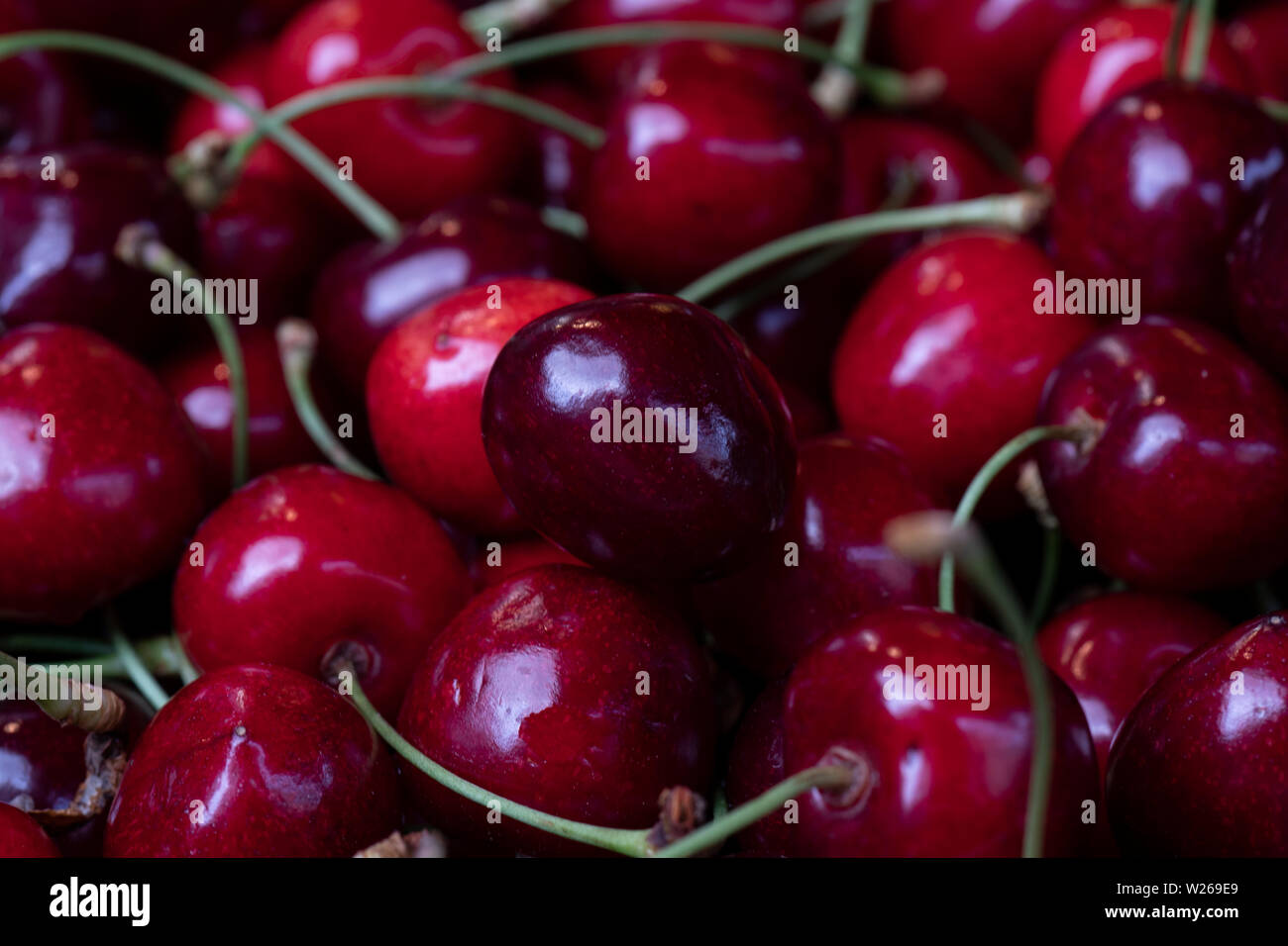Panier de cerises mûres en arrière-plan Banque D'Images