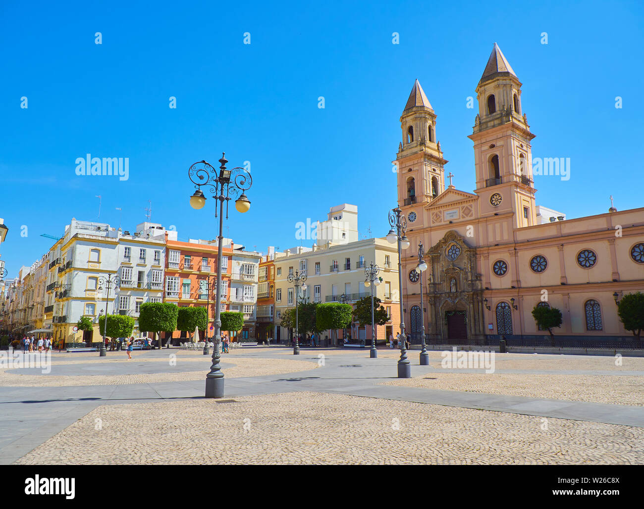 Cadix, Espagne - Juin 22, 2019. San Antonio, avec la paroisse de l'Eglise de San Antonio dans l'arrière-plan. Cadix, Andalousie, espagne. Banque D'Images