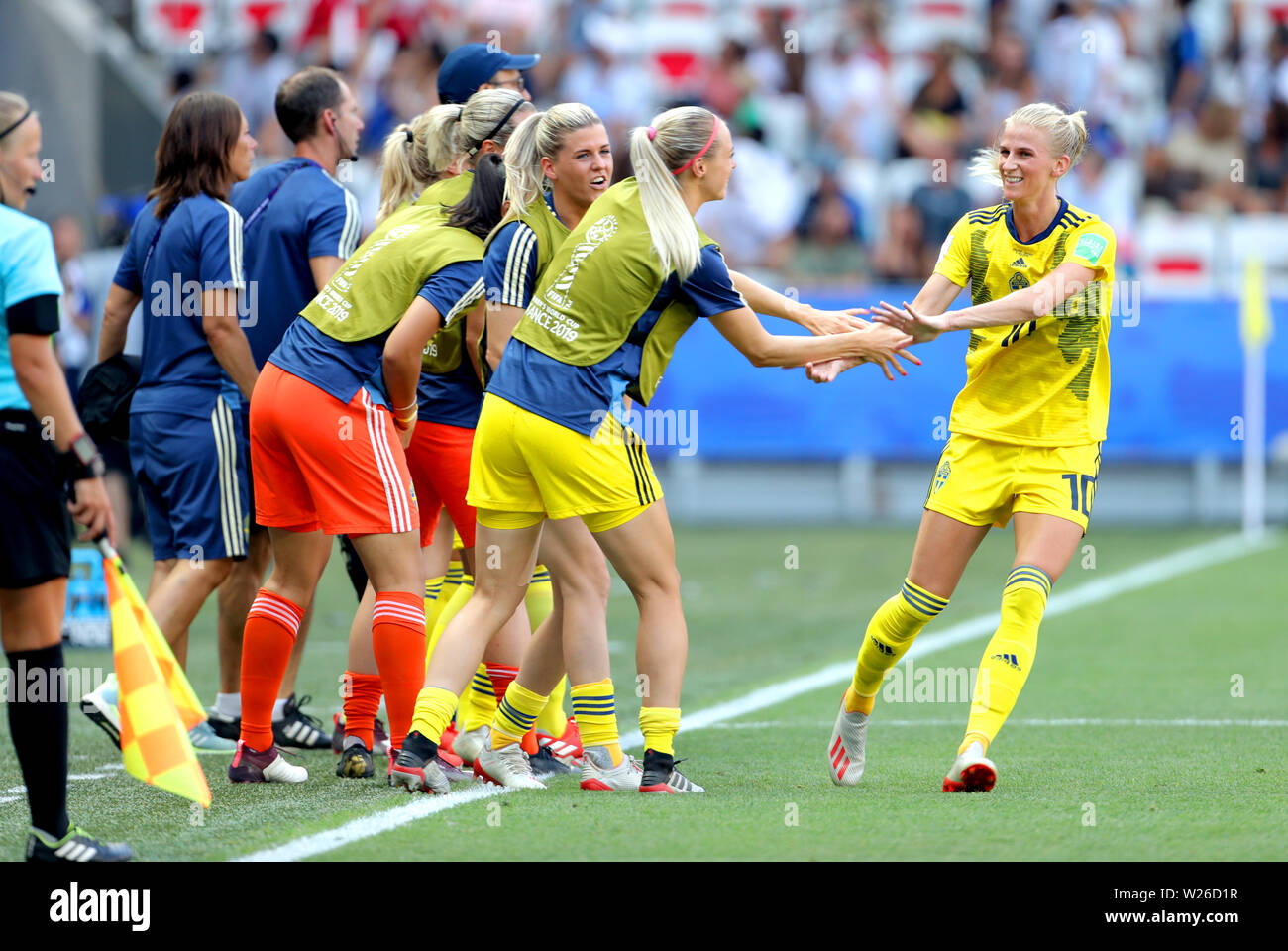 La Suède a Sofia Jakobsson (à droite) célèbre marquant son deuxième but de côtés du jeu avec ses coéquipiers lors de la Coupe du Monde féminine de la fifa Troisième Place Play-Off au stade de Nice, Nice. Banque D'Images