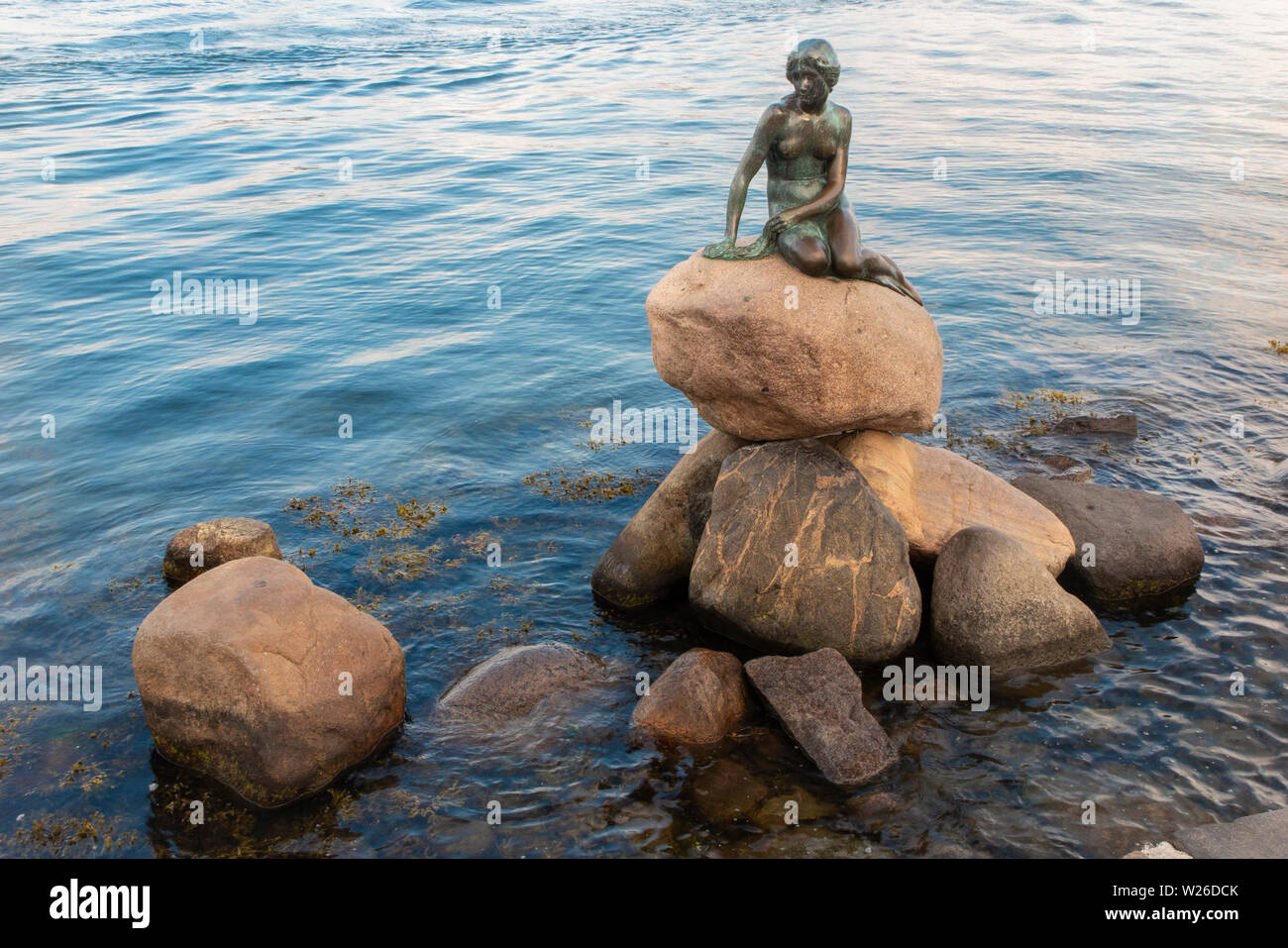 La célèbre statue de la petite sirène de Copenhague, Danemark Banque D'Images La célèbre statue de la petite sirène de Copenhague, Danemark Banque D'Images