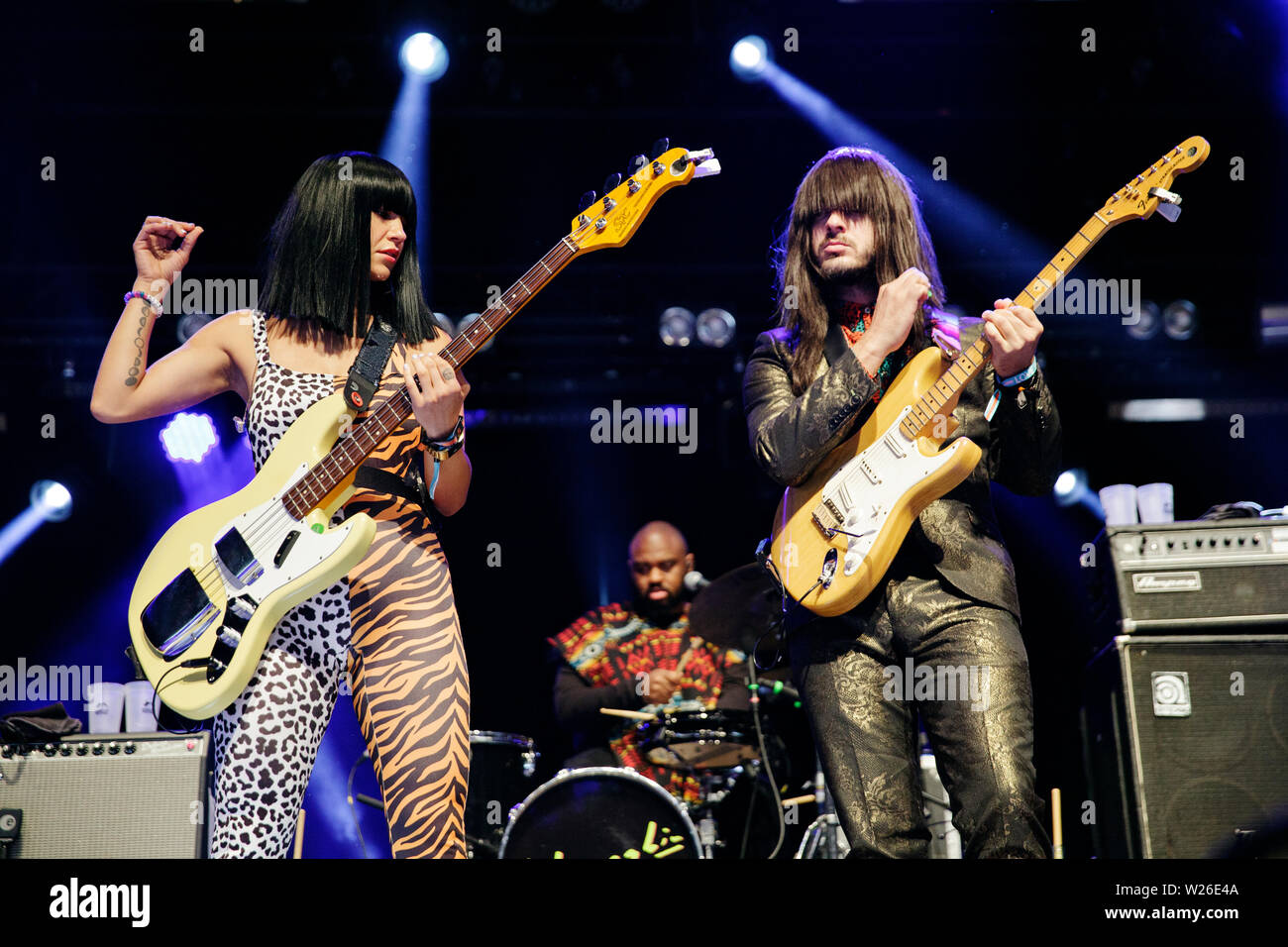 Roskilde, Danemark. Le 06 juillet, 2019. Roskilde, Danemark. Juillet 06th, 2019. Le trio funk américain Khruangbin effectue un concert live au cours de la Danish music festival Festival de Roskilde en 2019. Ici guitariste et chanteur Mark Speer (R) est vu en direct sur scène avec le guitariste Laura Lee (L). (Photo crédit : Gonzales Photo/Alamy Live News Banque D'Images