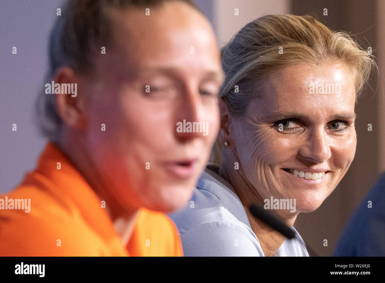 06 juillet 2019, la France (France), Décines-Charpieu : Football, Coupe du Monde : les femmes, l'équipe nationale, Pays-Bas, conférence de presse finale : Sarina Wiegman (r), entraîneur de l'équipe nationale néerlandaise, ressemble à demi Sari van Veenendaal. Les USA vont jouer contre les Pays-Bas dans la finale de la Coupe du Monde sur 07.07.2019. Photo : Sebastian Gollnow/dpa dpa : Crédit photo alliance/Alamy Live News Banque D'Images