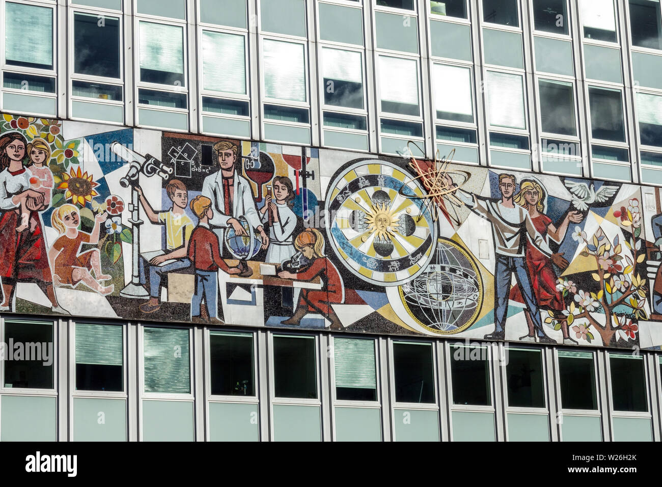 Mosaïque de réalisme socialiste sur un bâtiment des années 60, Haus des Lehrers, Mitte, Berlin, Allemagne Banque D'Images