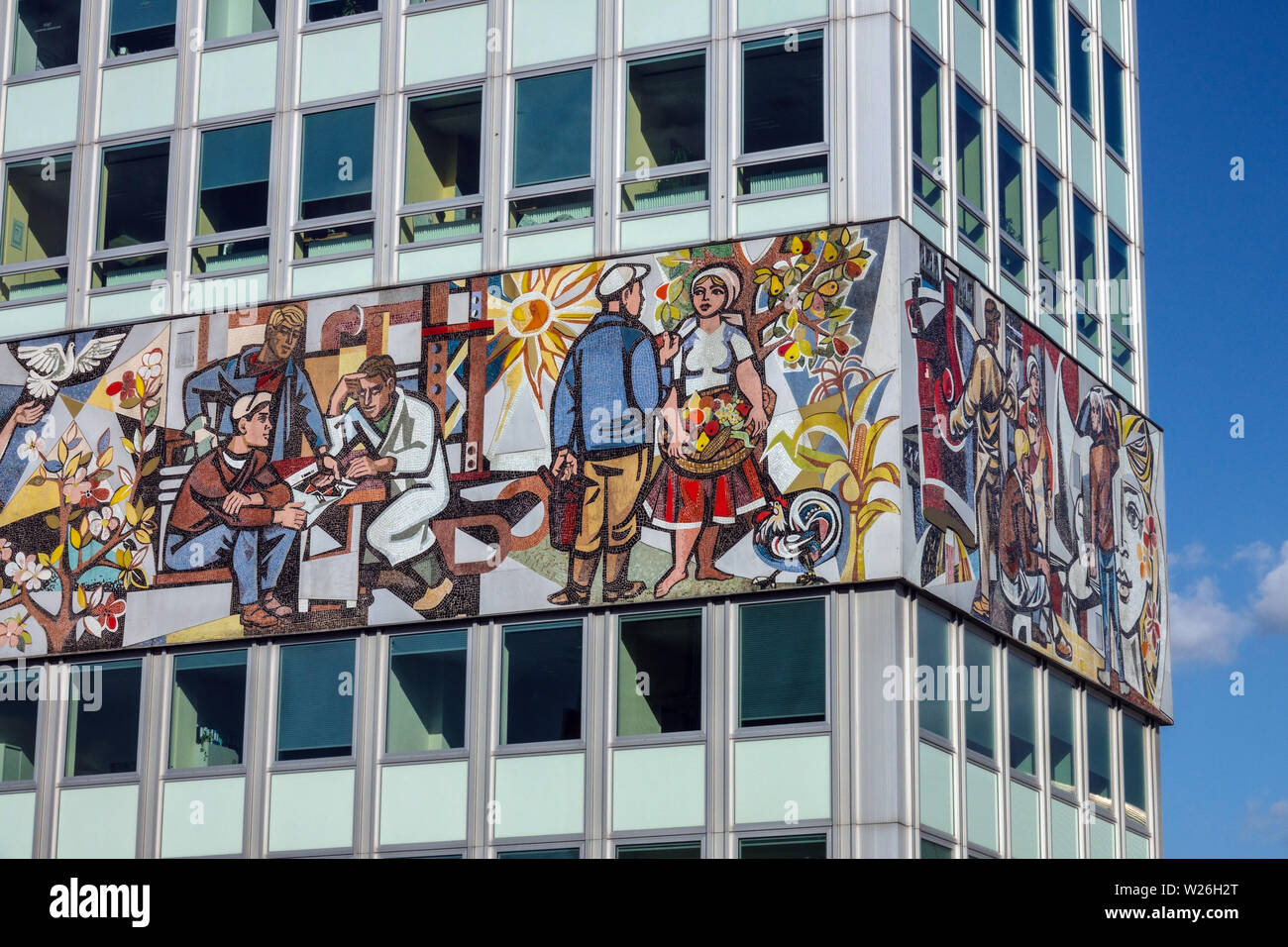 Mosaïque de réalisme socialiste sur un bâtiment des années 1960, Haus des Lehrers, Mitte, Berlin, Allemagne propagande de la RDA Banque D'Images