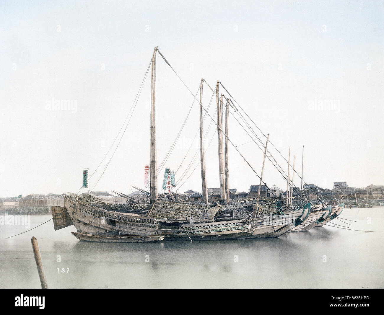 [ 1880 - Japon ] Cargos Japonais - Les navires à l'ancre dans un port. 19e siècle vintage albumen photo. Banque D'Images