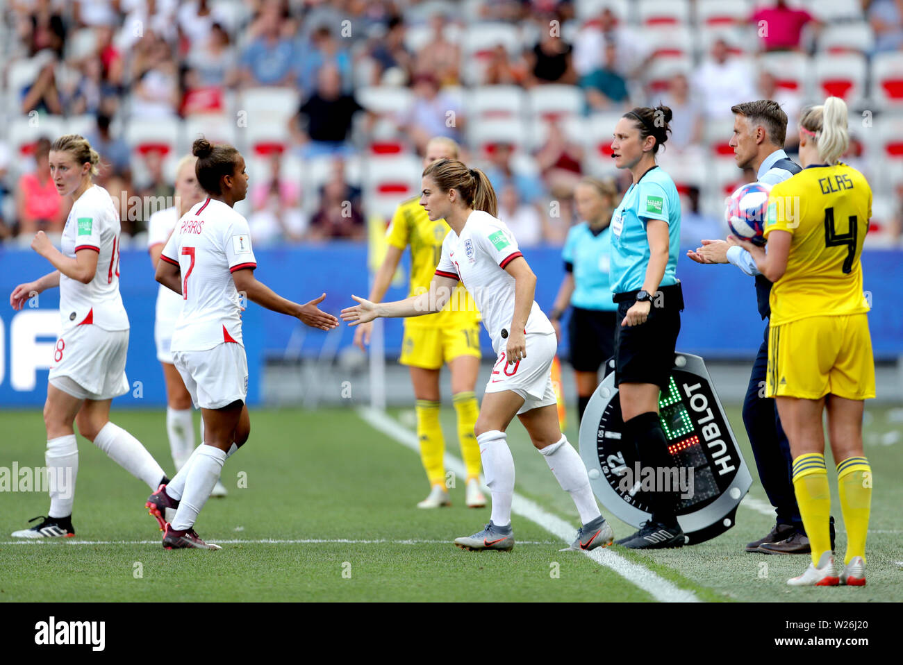 L'Angleterre Nikita Parris est substitué à Karen Carney durant la Coupe du Monde féminine de la fifa Troisième Place Play-Off au stade de Nice, Nice. Banque D'Images