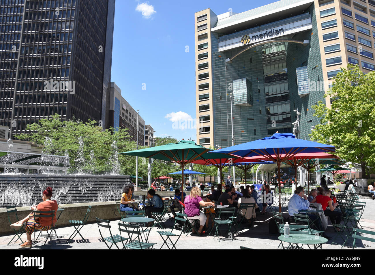 DETROIT, MI / USA - 30 juin 2019 : Les visiteurs se détendre au parc Campus Martius. Banque D'Images