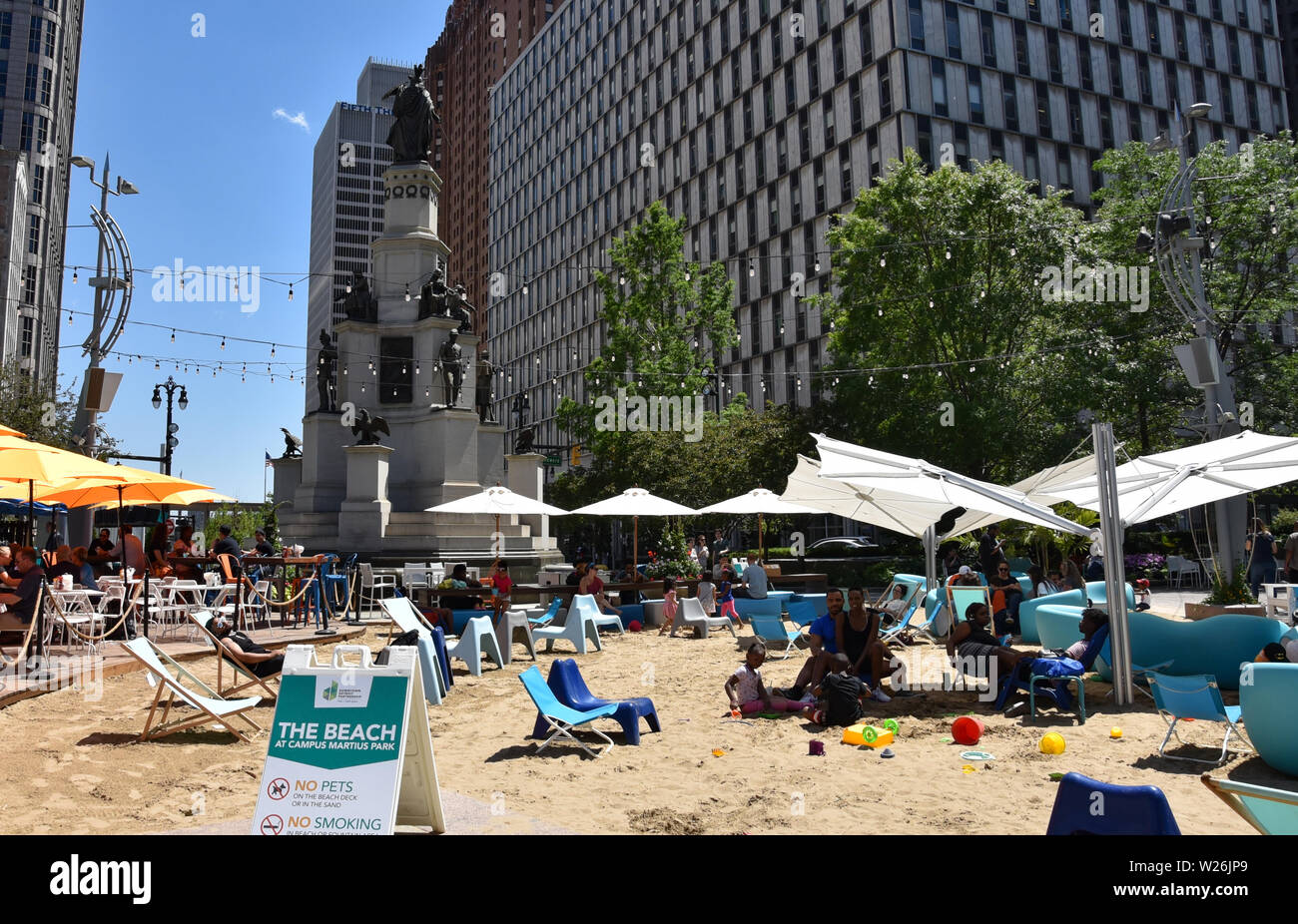 DETROIT, MI / USA - 30 juin 2019 : les visiteurs profiter de la plage au parc Campus Martius. Banque D'Images