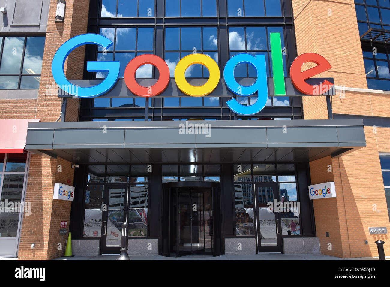 DETROIT, MI / USA - 30 juin 2019 : nouveau bureau de Google près de Little Caesars arena de Detroit, montré ici, a ouvert ses portes en 2018 et emploie environ 100 personnes Banque D'Images