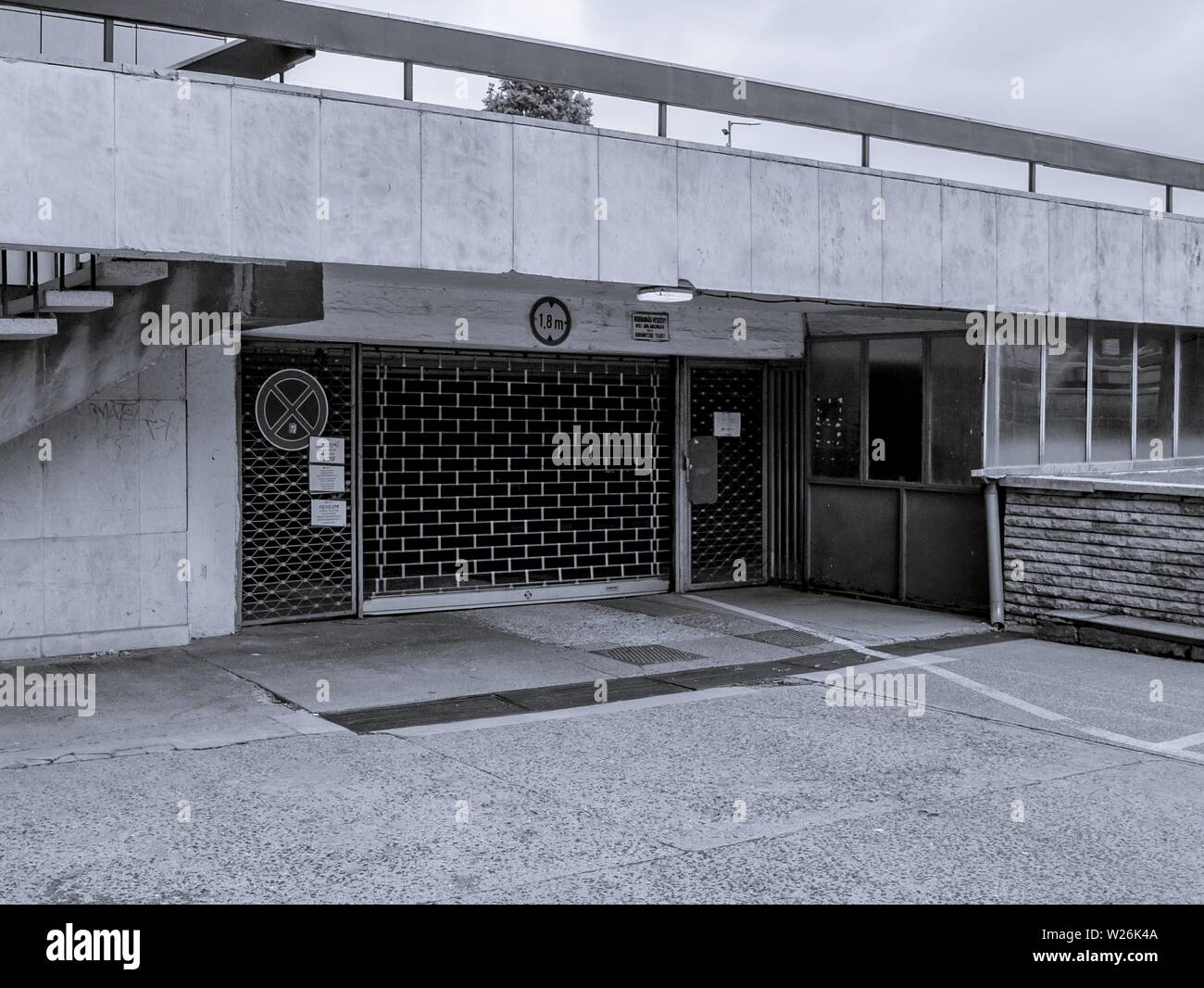 L'entrée du parking de l'Office du Gouvernement en noir et blanc de Gyor Banque D'Images