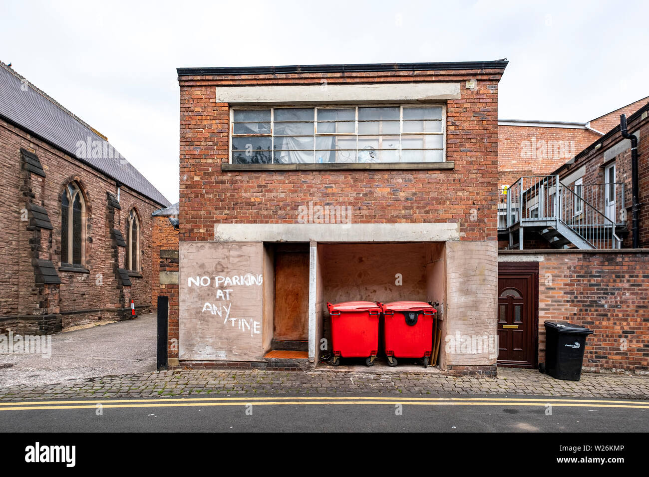 Pas de stationnement à chaque fois, fait maison panneau d'avertissement sur l'ancien atelier en Congleton Cheshire UK Banque D'Images