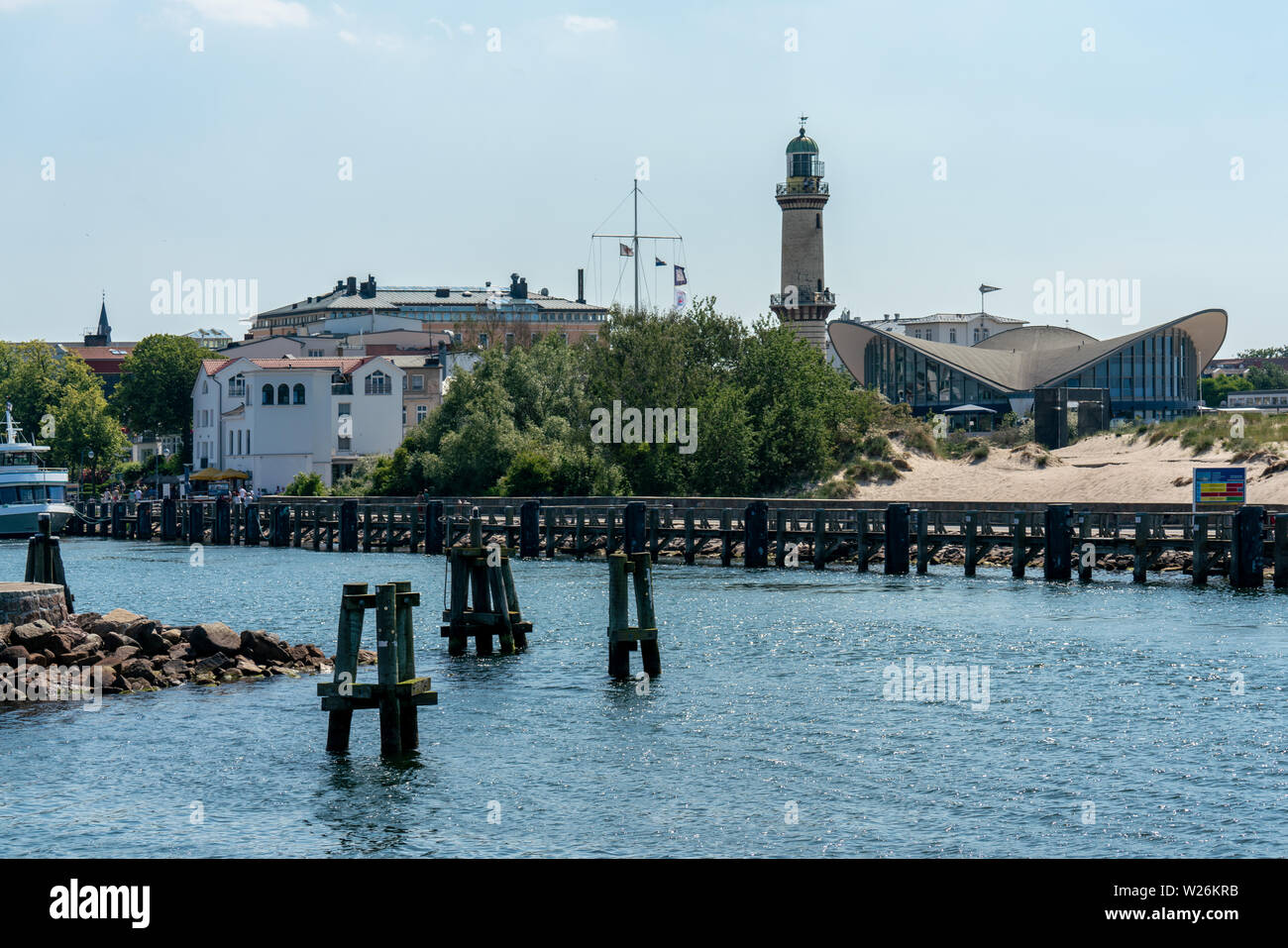 Vue sur le phare, le port et Warnemuende Teepott provenant d'un navire avec de l'eau dans l'avant-plan Banque D'Images