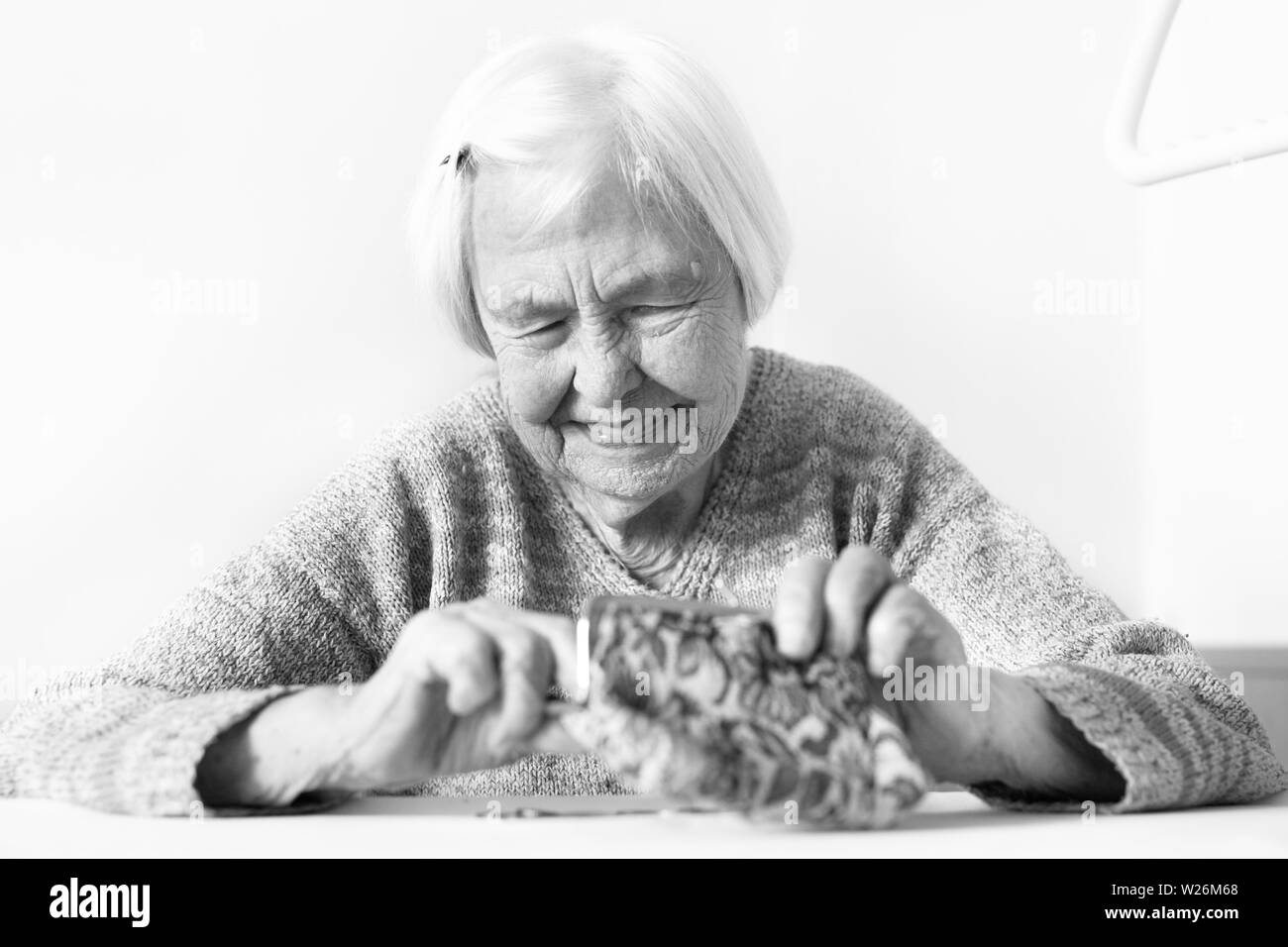 Photo gros plan détaillé de womans mains âgées méconnaissable restants de comptage de pièces dans son portefeuille de retraite après le paiement des factures. Banque D'Images