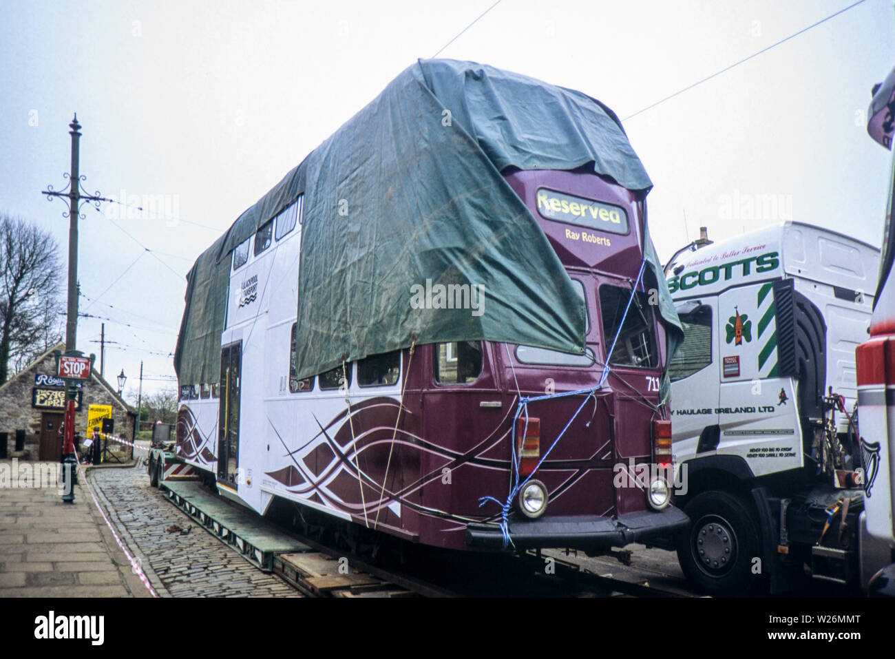 Transport de colis lourds Scotts Company, déplacement d'un ballon de Blackpool Tram à 711 Crich Tramway Village, Derbyshire en octobre 2014 Banque D'Images