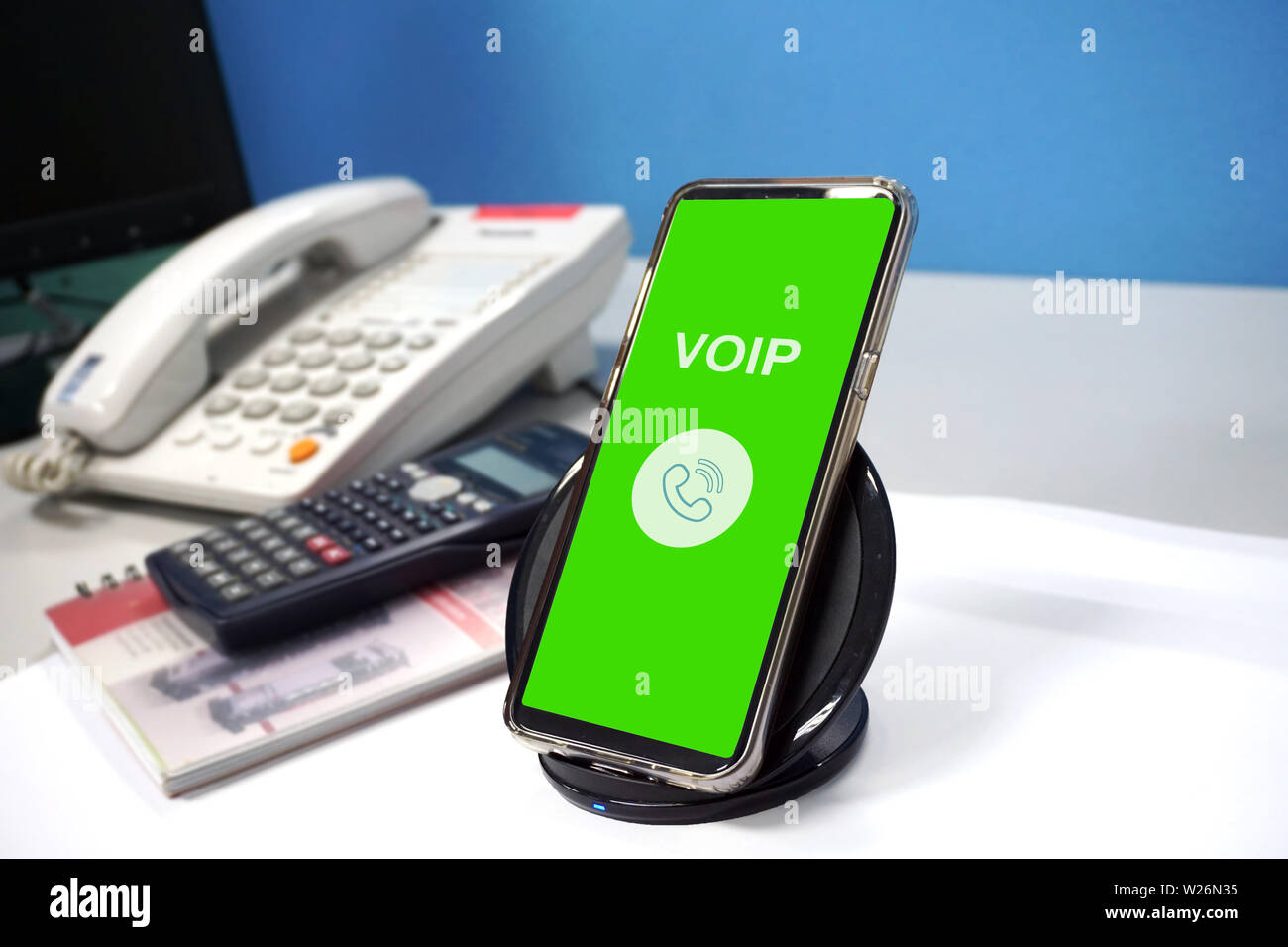 Téléphone VOIP avec connexion internet sur la table. Banque D'Images