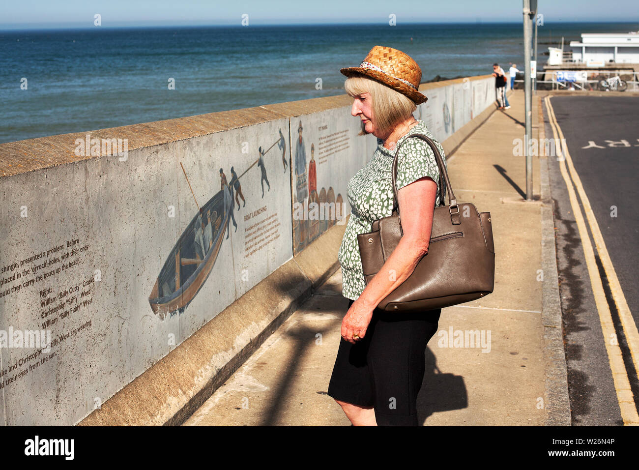 Femme d'âge moyen anglais par la mer. Banque D'Images