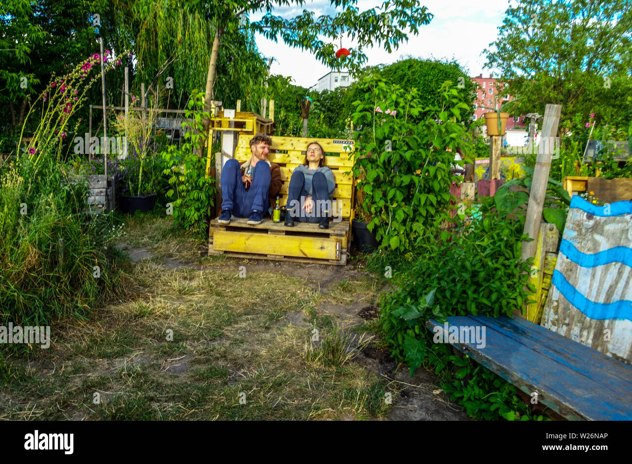 Jeune couple profitant d'une soirée dans un jardin communautaire sur l'aérodrome de Berlin Tempelhof, Berlin-Neukölln, Allemagne Lifestyle Europe Lush Garden Banque D'Images