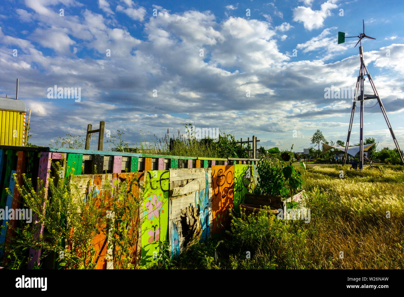 Un jardin communautaire sur le terrain de Tempelhof, Berlin-Neukölln, Allemagne Europe Banque D'Images