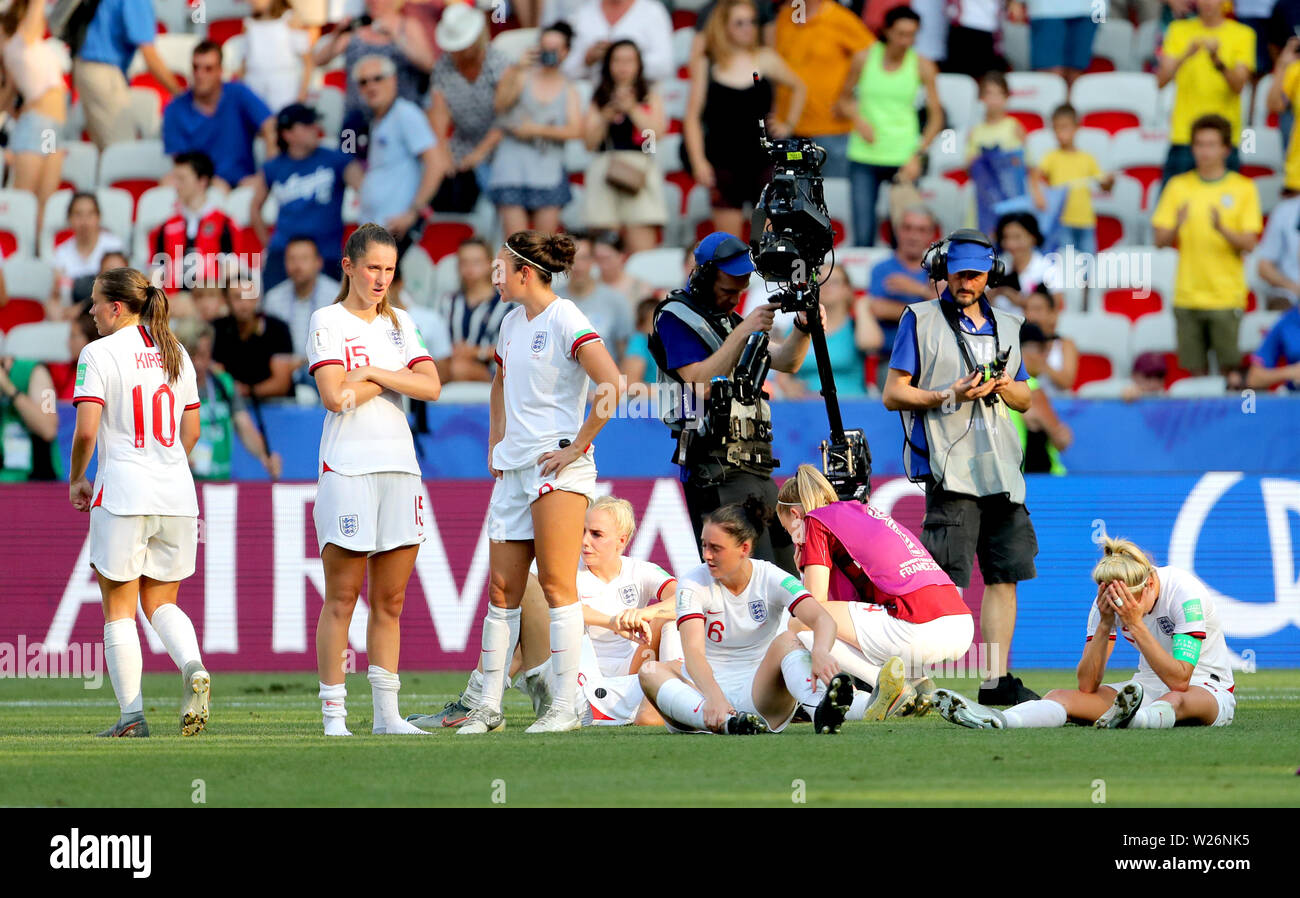 Les joueurs de l'Angleterre semblent déprimés à la fin de la Coupe du Monde féminine de la fifa Troisième Place Play-Off au stade de Nice, Nice. Banque D'Images