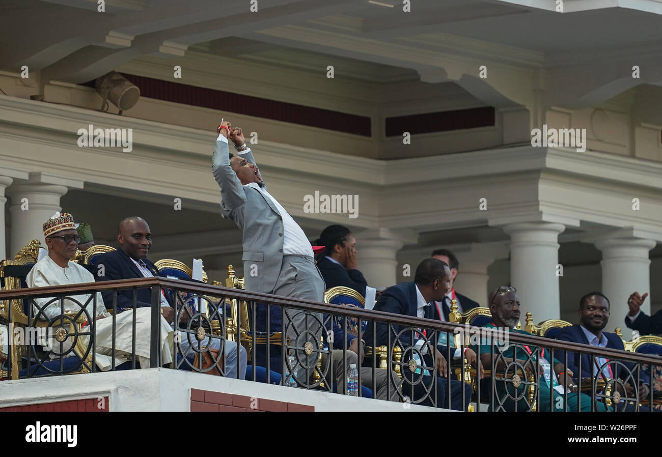 Alexandrie, Egypte. 6 juillet 2019. En France, le 6 juillet 2019 : Samuel Eto'o, ancien joueur du Cameroun Le Cameroun fête marquant à 2-1 lors de la coupe d'Afrique des Nations 2019 match entre le Cameroun et le Nigeria à l'Alexanddria Stadium à Alexandrie, Egypte. Ulrik Pedersen/CSM. Banque D'Images