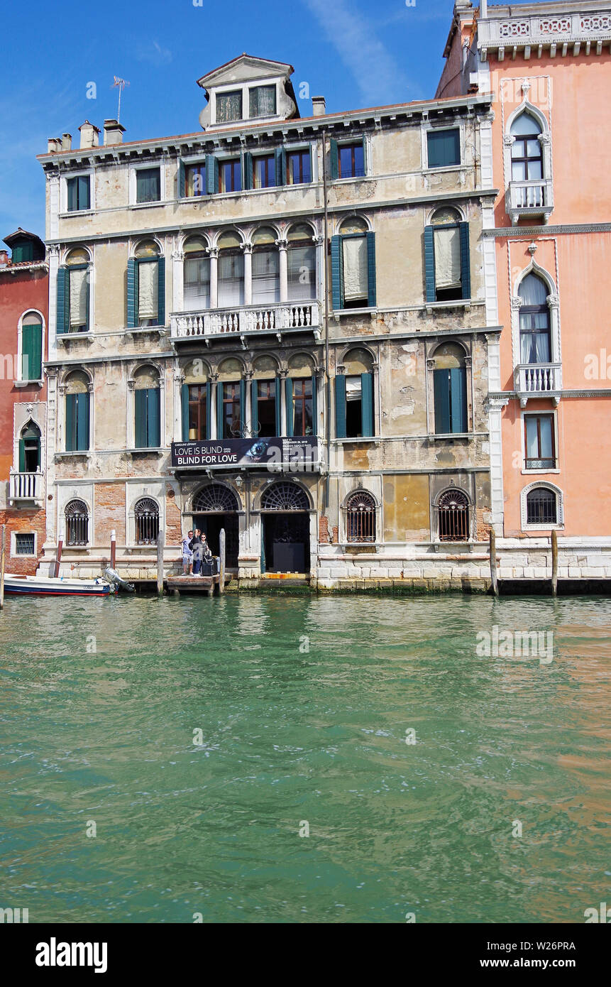 Le Palazzo Tiepolo, sur le Grand Canal à Venise. De style Renaissance, construit dans les années 1560, deux watergates indiquent qu'il a été construit pour deux familles Banque D'Images