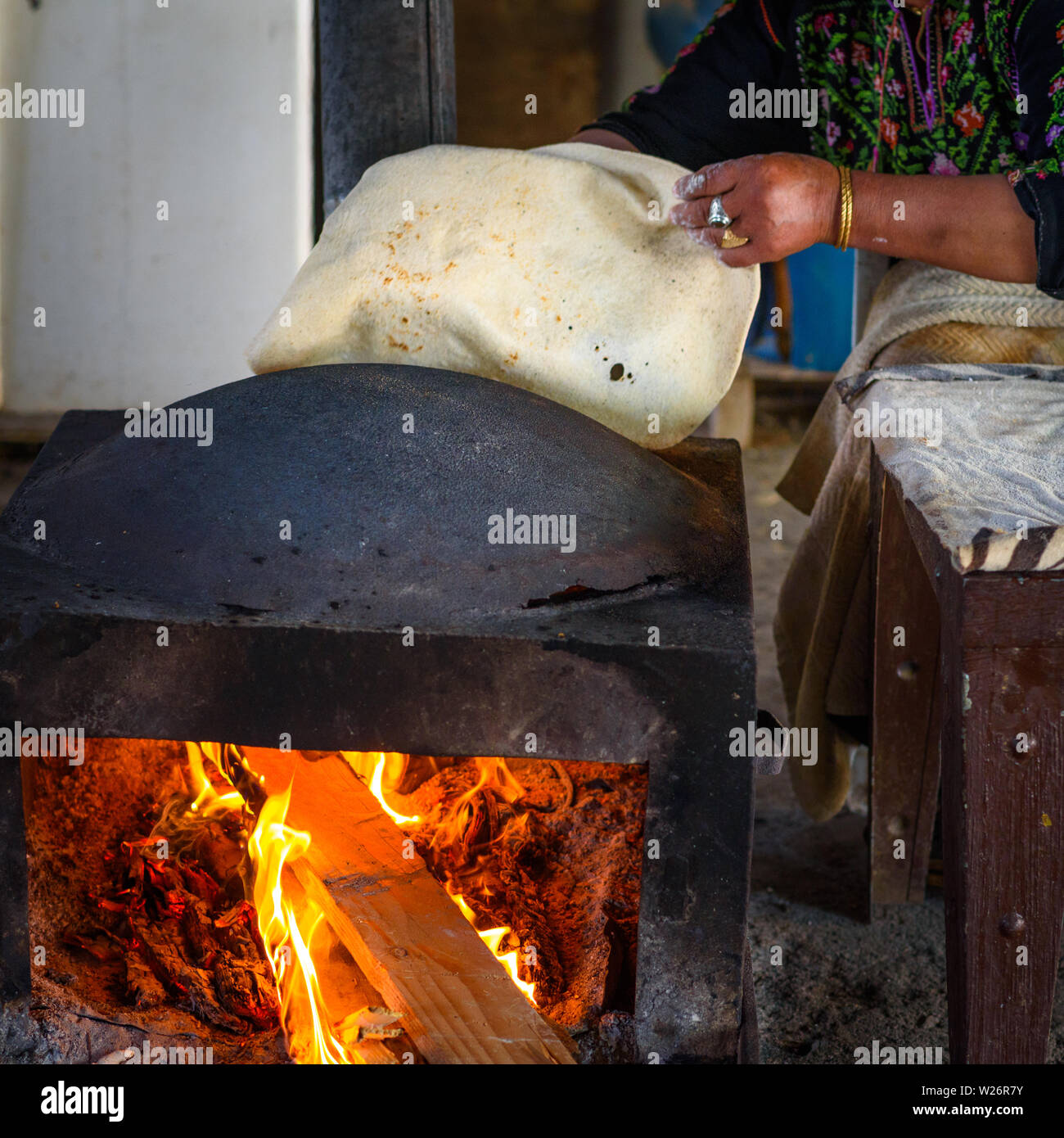 Close up of old femme arabe mains pétrissant la pâte pour pain frais Taboon ou Lafah est un pain plat moyen-orientale a également appelé ou lafa pita irakienne. Banque D'Images