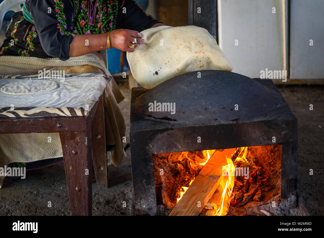 Close up of old femme arabe mains pétrissant la pâte pour pain frais Taboon ou Lafah est un pain plat moyen-orientale a également appelé ou lafa pita irakienne. Banque D'Images