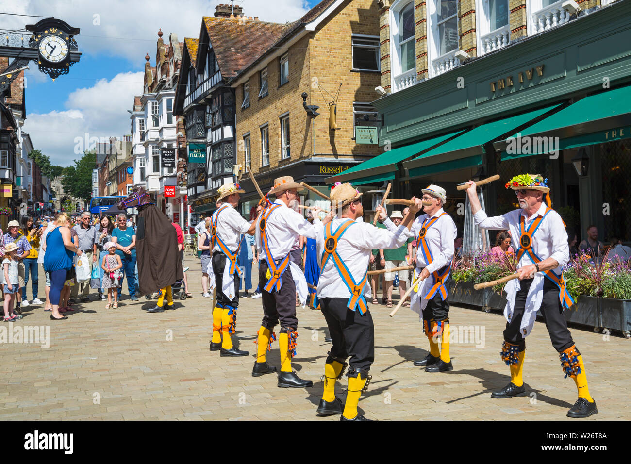 Winchester, Hampshire, Royaume-Uni. 6 juillet 2019. Winchester Hat Fair, festival annuel de théâtre de rue et de l'extérieur, plus ancien festival d'arts de plein air, fondée en 1974. Il tient son nom de la tradition de l'auditoire de mettre l'argent dans un chapeau pour les amuseurs publics. Les foules affluent pour le festival par une chaude journée ensoleillée. Essendine Morris Men effectuer. Credit : Carolyn Jenkins/Alamy Live News Crédit : Carolyn Jenkins/Alamy Live News Banque D'Images