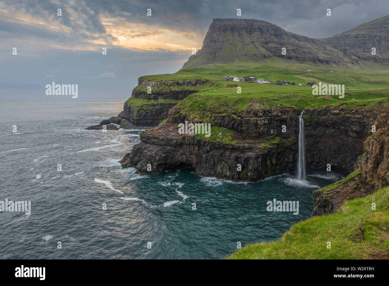 Mulafossur Gassadalur et Village sur Vagar et îles de Faroe Islands Banque D'Images