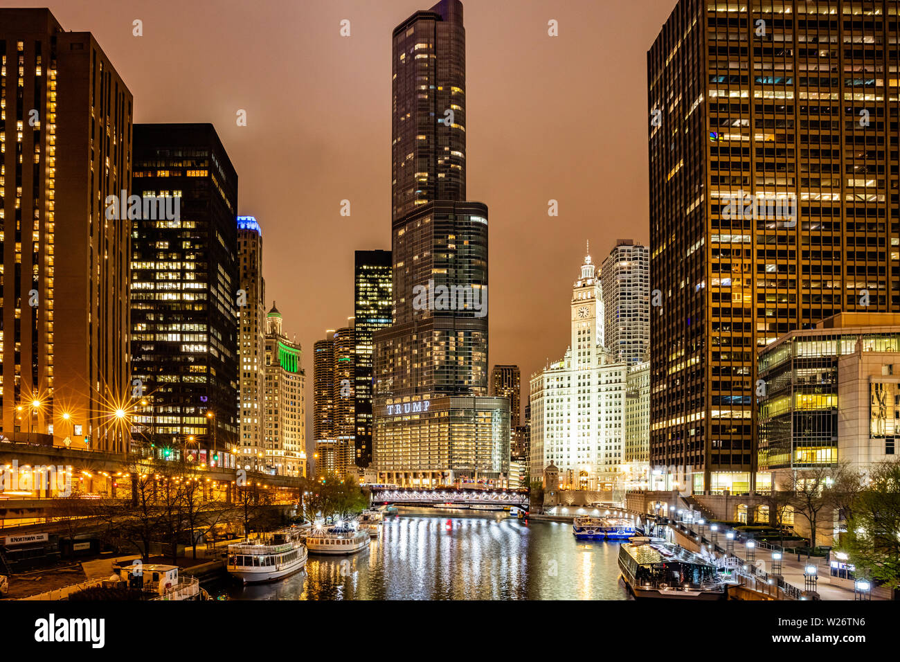 USA, Chicago, Illinois. Le 10 mai 2019. L'heure du coucher du soleil. Chicago ville gratte-ciel illuminés et Trump Tower dans la soirée. Réflexions sur la rivière canal Banque D'Images