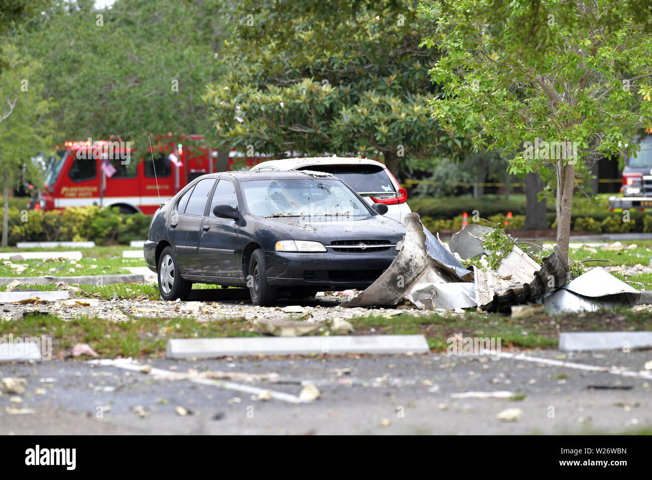 ********** Pas de New York Post******** PLANTATION, FL - 6 juillet : la police et les équipes de pompiers sont peignage à travers les décombres d'une explosion qui a laissé un centre commercial de la Floride à la recherche comme une zone de guerre en Iraq ont déclaré samedi. L'explosion a été signalée à l'Fontaines centre commercial de Plantation, juste à l'extérieur de Fort Lauderdale, la rupture des conduites de gaz ont été trouvés dans les décombres, mais il n'a pas été confirmé si l'explosion avait été causée par une fuite de gaz en fonction de la Plantation de la police. Environ 20 personnes ont été blessées, dont deux grièvement, d'incendie ont déclaré le 6 juillet 2019 à Plantation, Floride Banque D'Images