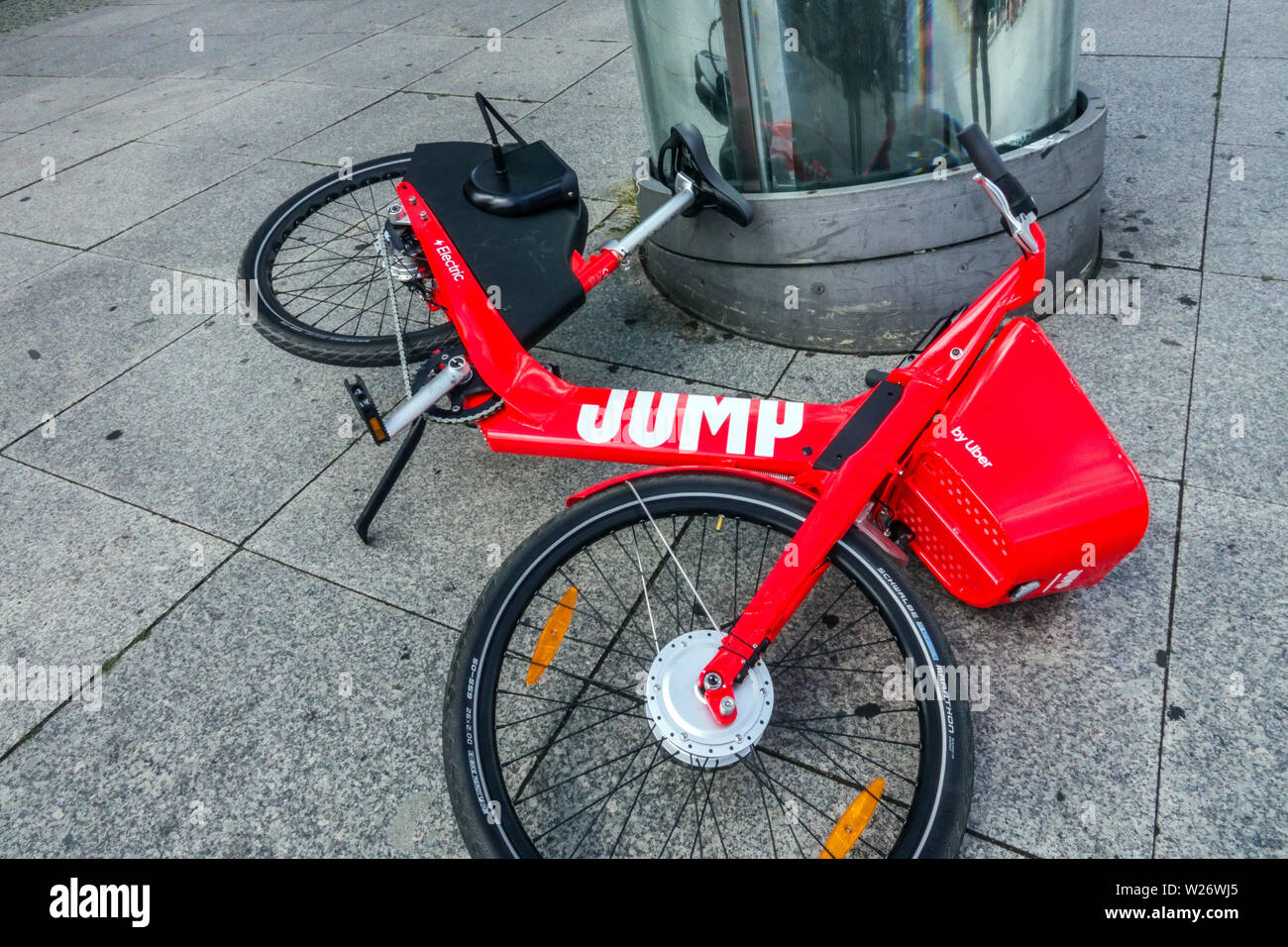 Location vélo électrique par Uber, Berlin Allemagne Photo Stock - Alamy