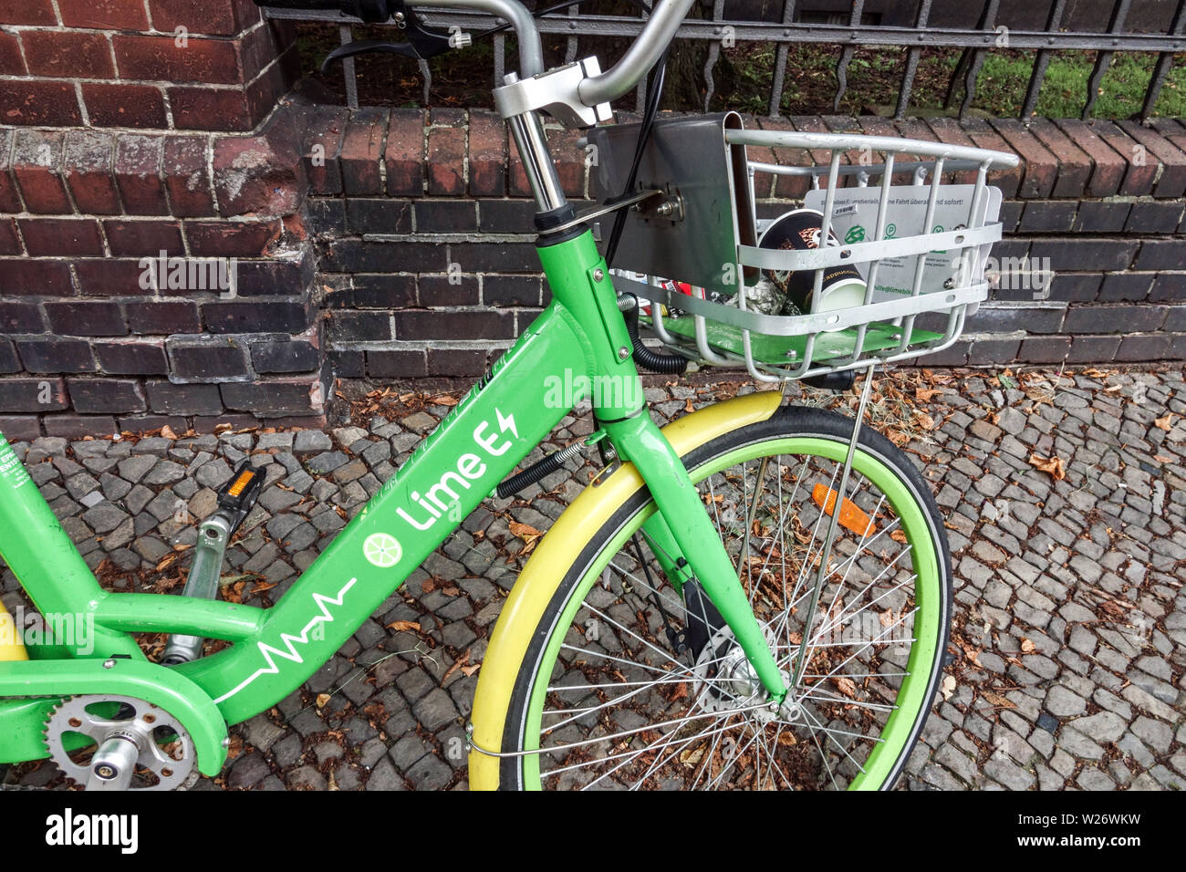 Location vélo électrique Lime, Berlin Allemagne Banque D'Images