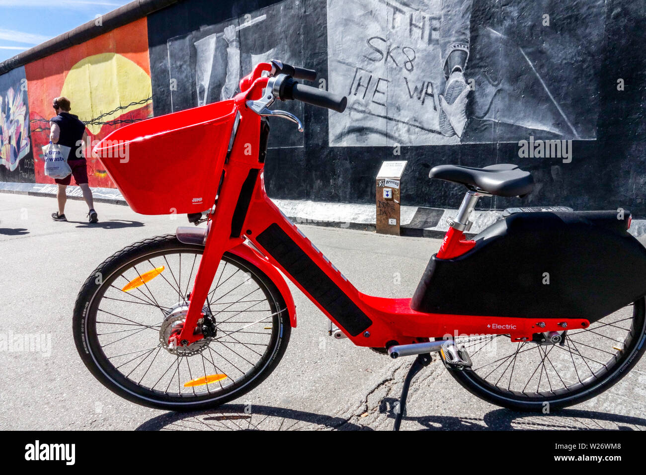 Location vélo électrique par Uber à côté est mur de Berlin Allemagne Banque D'Images