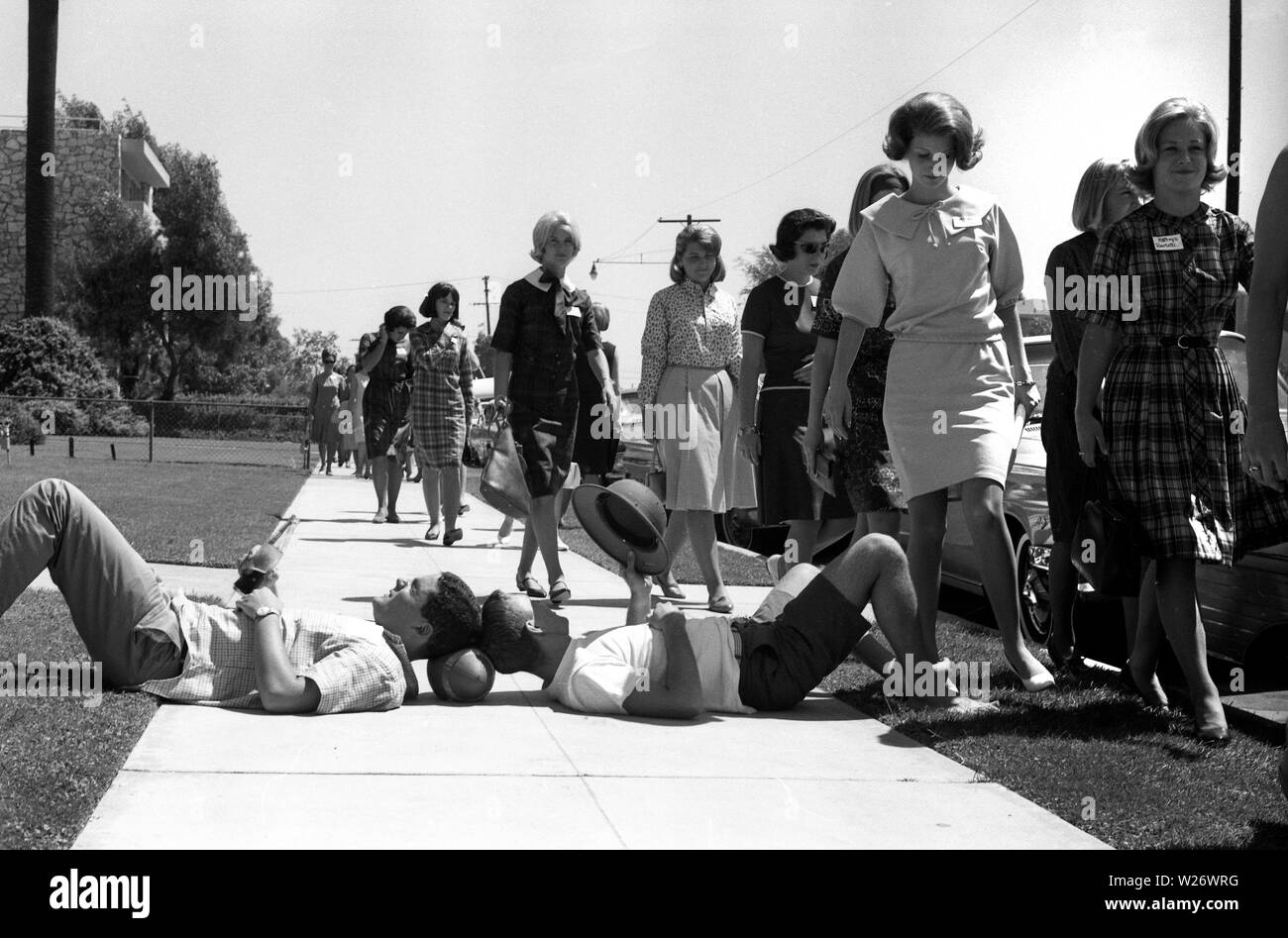 Les étudiants masculins taquineries étudiantes arrivant sur freshers journée à l'Université de Californie du Sud, USA 1964 sororité Banque D'Images