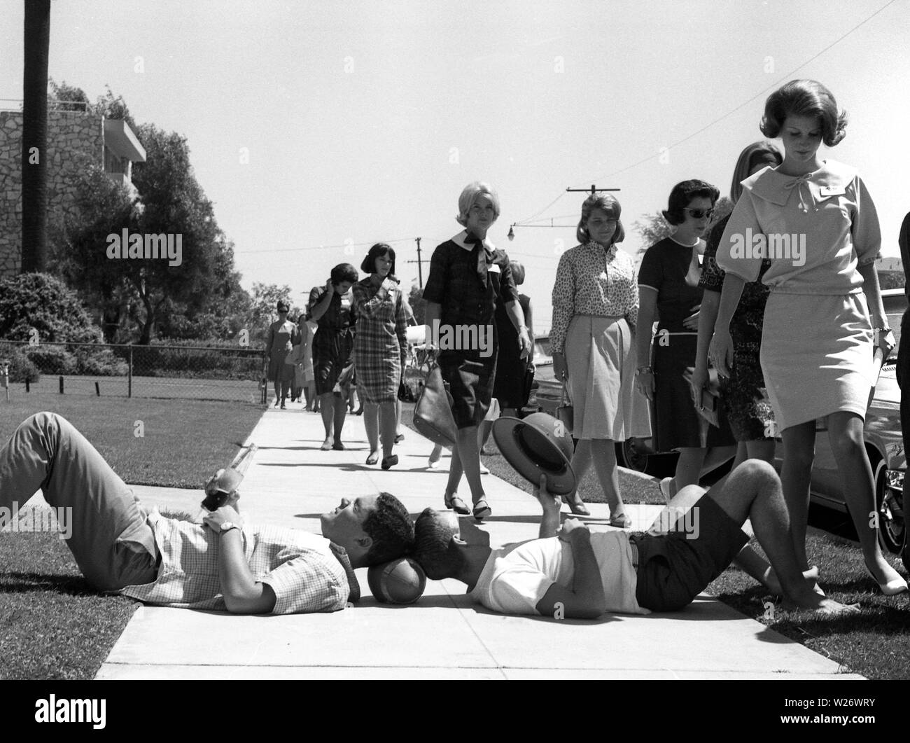 Les étudiants masculins taquineries étudiantes arrivant sur freshers journée à l'Université de Californie du Sud, USA 1964 sororité Banque D'Images