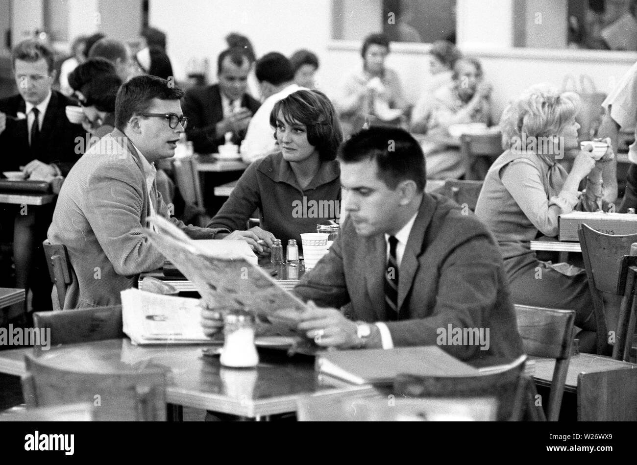 Les élèves et le personnel de cantine à l'Université de Californie du Sud, USA 1964 sororité Banque D'Images