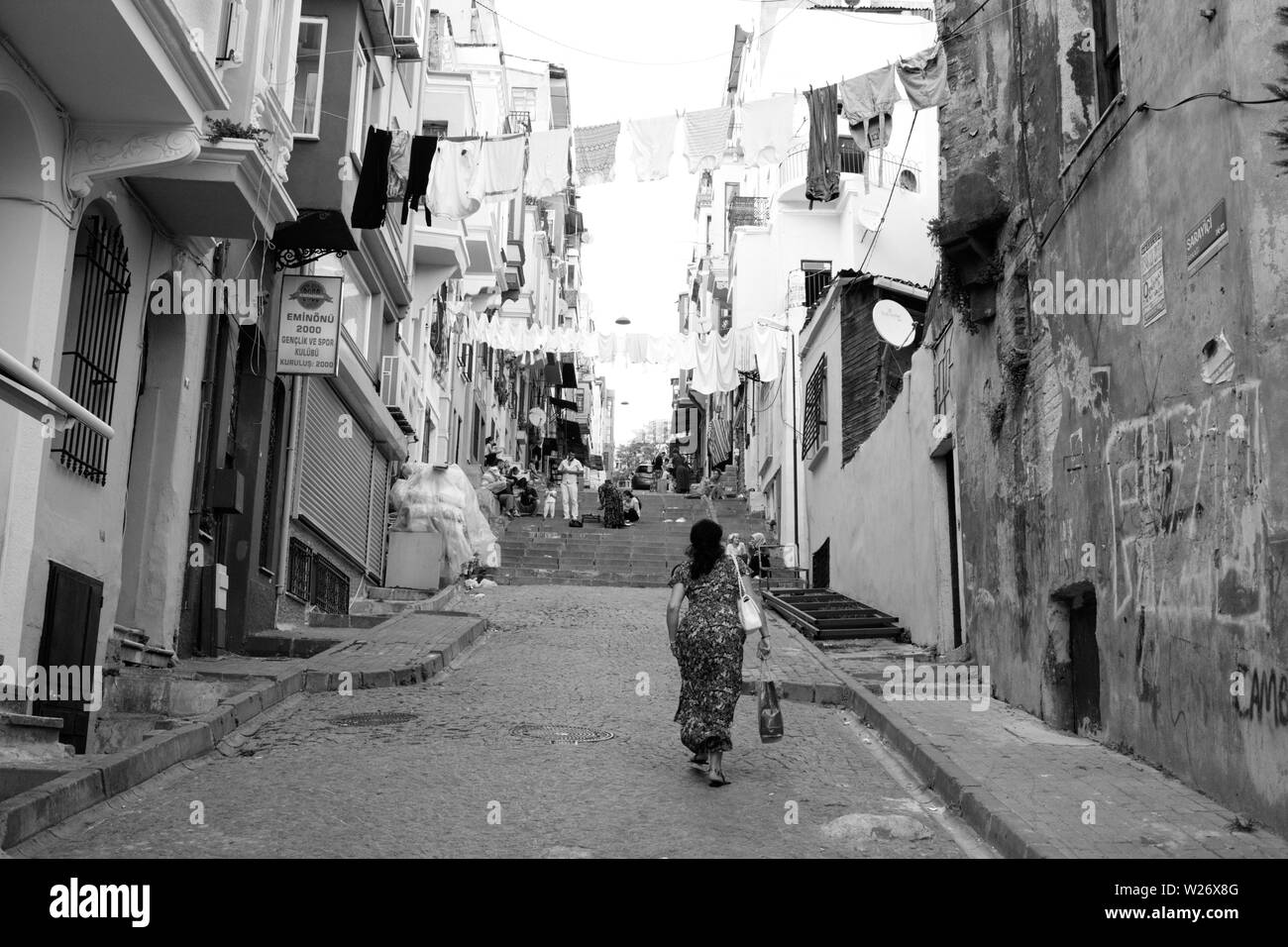 Istanbul, Turquie - 17 septembre 2017 : vue sur une ruelle dans le quartier avec des gens d'Eminonu Banque D'Images