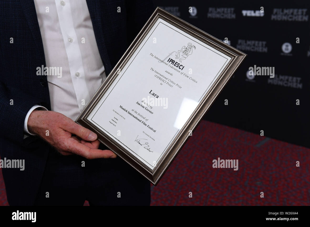 Munich, Allemagne. Le 06 juillet, 2019. Le Firepresci Prix, décerné par l'Association Internationale des Critiques Cinématographiques, va à Jan Ole-Gerster (pas dans la photo), plutôt que le certificat peut être vu sur le tapis rouge. Le Filmfest prend fin aujourd'hui avec diverses cérémonies de remise de prix. Crédit : Felix Hörhager/dpa/Alamy Live News Banque D'Images