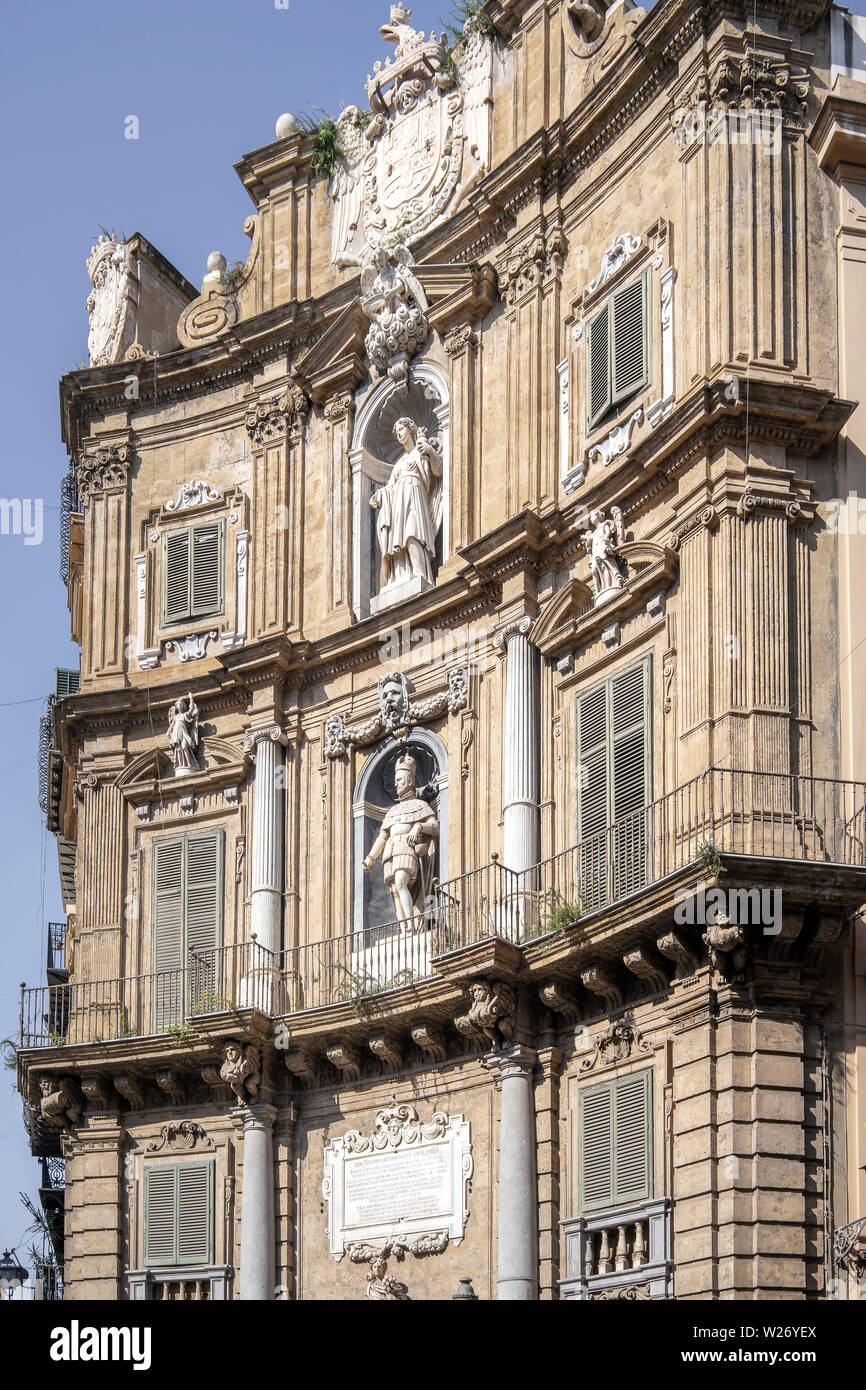 Quattro Canti ou Quatre coins carrefour vue sur la rue à Palerme, Sicile, par une journée ensoleillée. Banque D'Images