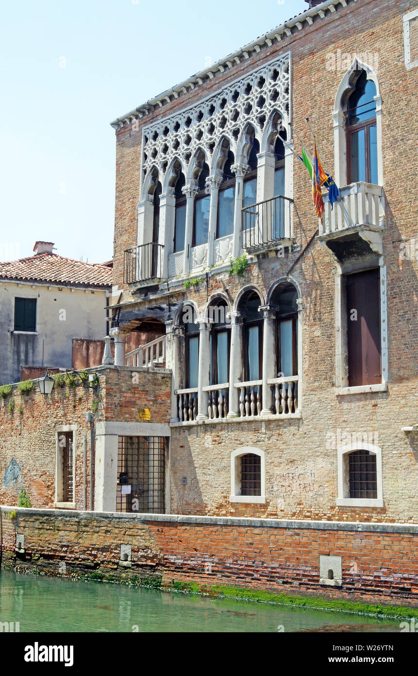 Palazzo Ariani-Pasqualigo, un milieu du 14e siècle, remarquable par la géométrie complexe de la 6-le à remplages lumière fenêtre à son piano nobile Banque D'Images