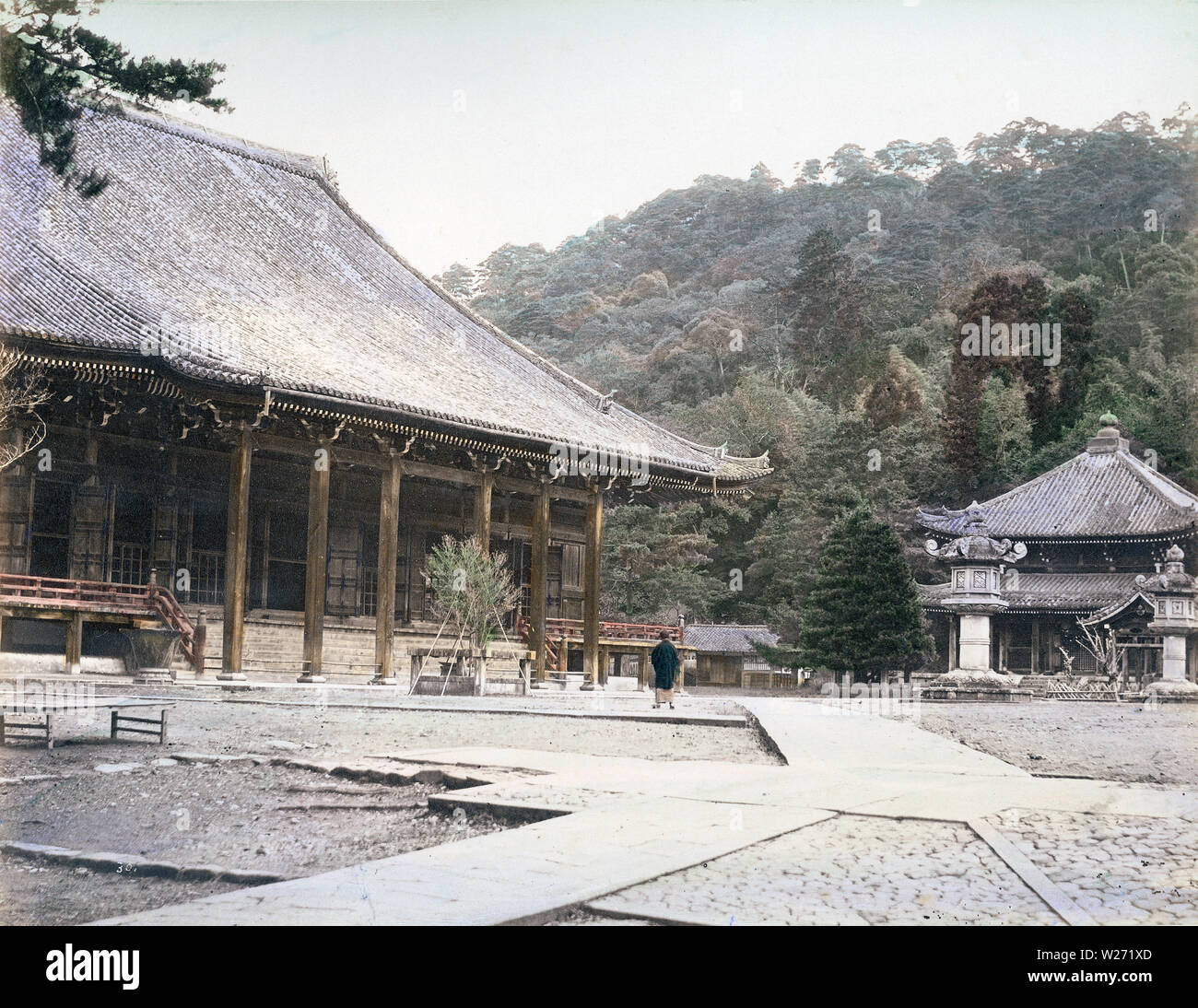 [ 1880 Japon - Temple de Chion-in, Kyoto ] - Temple de Chion-in dans Higashiyama-ku, Kyoto, ca. Années 1880. Le temple est le siège de la Terre Pure (Jōdo Shū) secte fondée par Hounen (1133-1212). Le temple original a été construit en 1234. Il a été détruit et reconstruit plusieurs fois. 19e siècle vintage albumen photo. Banque D'Images