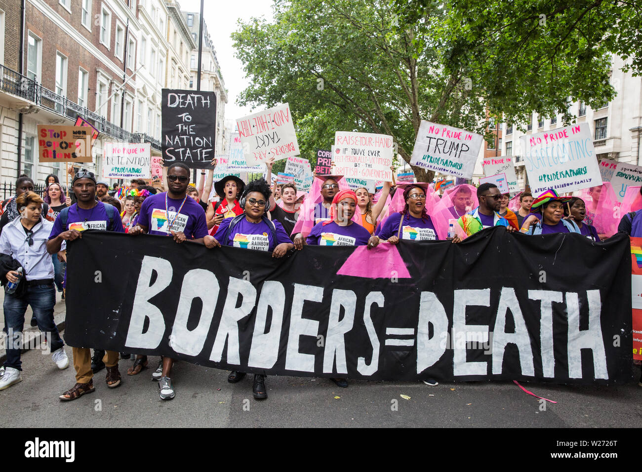 Londres, Royaume-Uni. 6 juillet, 2019. Des militants de Gays et Lesbiennes, soutenir les migrants, arc-en-ciel d'Afrique, l'extérieur de la famille, Projet Arc-en-ciel Micro et beaucoup d'autres groupes LGBT prendre part à une marche de solidarité Fierté de Londres à l'arrière de la fierté de Londres - stewards a essayé de les empêcher de se joindre à - en solidarité avec ceux pour qui la fierté de Londres est inaccessible et pour protester contre la corporatisation de fierté à Londres. Credit : Mark Kerrison/Alamy Live News Banque D'Images