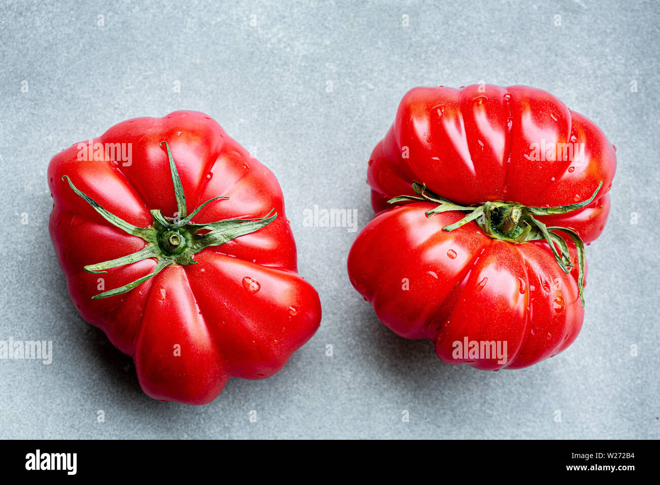 Heirloom tomatoes on Vue de dessus de table Banque D'Images
