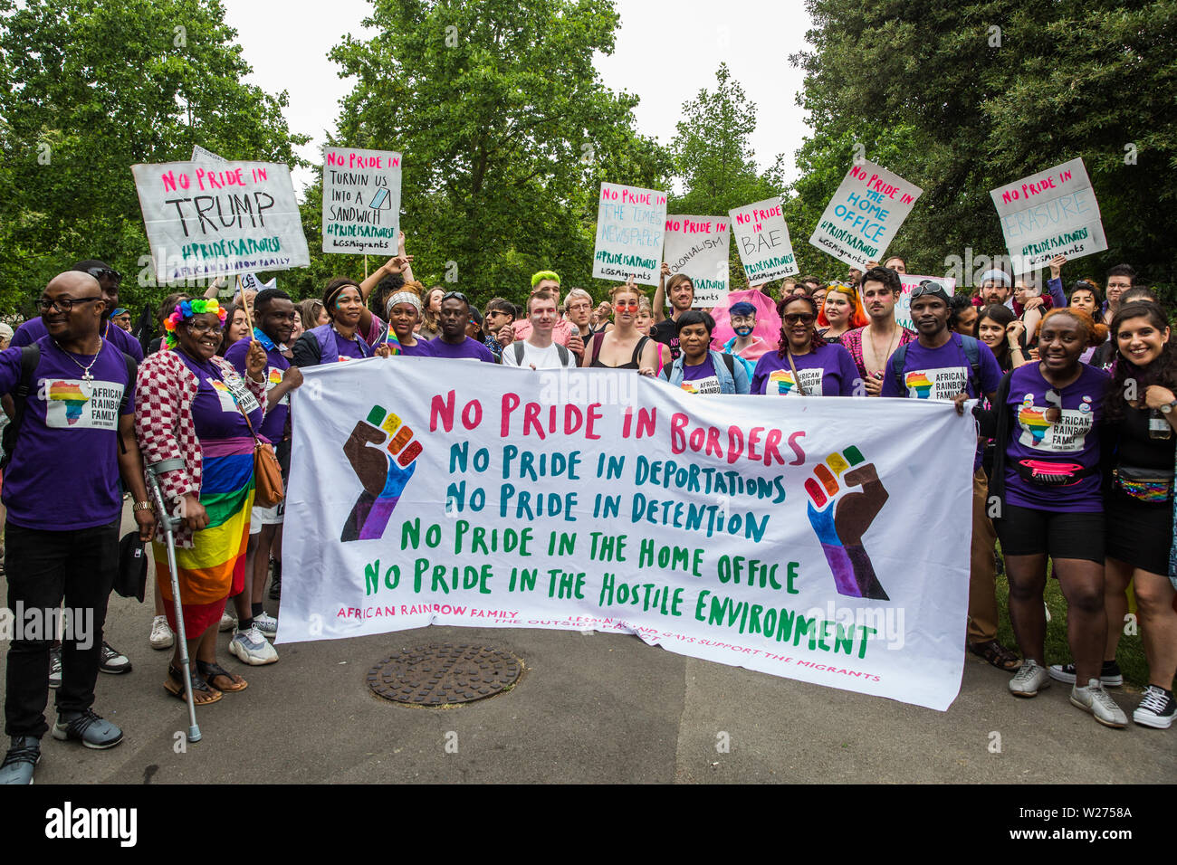 Londres, Royaume-Uni. 6 juillet, 2019. Des militants de Gays et Lesbiennes, soutenir les migrants, arc-en-ciel d'Afrique, l'extérieur de la famille, Projet Arc-en-ciel Micro et beaucoup d'autres groupes LGBT se préparent à prendre part à une marche de solidarité Fierté de Londres à l'arrière de la fierté de Londres - stewards a essayé de les empêcher de se joindre à - en solidarité avec ceux pour qui la fierté de Londres est inaccessible et pour protester contre la corporatisation de fierté à Londres. Credit : Mark Kerrison/Alamy Live News Banque D'Images