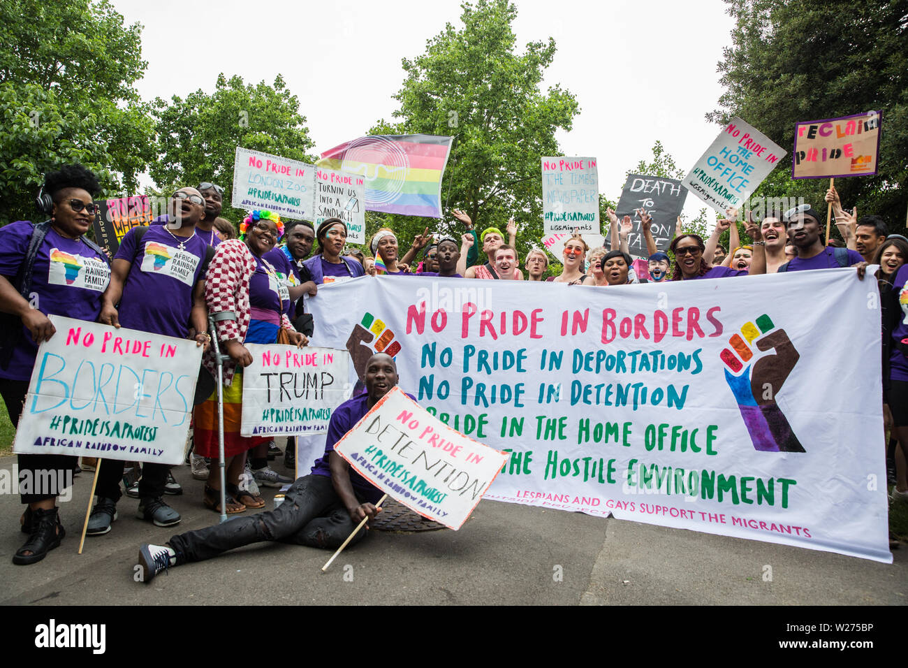 Londres, Royaume-Uni. 6 juillet, 2019. Des militants de Gays et Lesbiennes, soutenir les migrants, arc-en-ciel d'Afrique, l'extérieur de la famille, Projet Arc-en-ciel Micro et beaucoup d'autres groupes LGBT se préparent à prendre part à une marche de solidarité Fierté de Londres à l'arrière de la fierté de Londres - stewards a essayé de les empêcher de se joindre à - en solidarité avec ceux pour qui la fierté de Londres est inaccessible et pour protester contre la corporatisation de fierté à Londres. Credit : Mark Kerrison/Alamy Live News Banque D'Images