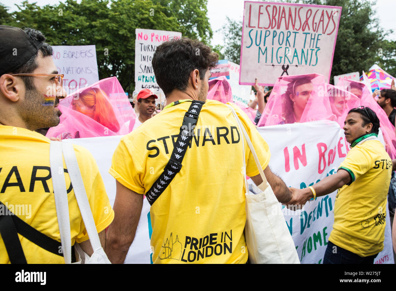 Londres, Royaume-Uni. 6 juillet, 2019. La fierté de Londres stewards forment un cordon d'empêcher des militants de Gays et Lesbiennes, soutenir les migrants, arc-en-ciel d'Afrique, l'extérieur de la famille, Projet Arc-en-ciel Micro et beaucoup d'autres groupes LGBT de se joindre à la fierté de Londres. Les militants ont éclaté à travers le cordon et s'est joint à l'arrière de la marche derrière une ligne de gestionnaires et d'agents de police, marcher en solidarité avec ceux pour qui la fierté de Londres est inaccessible et pour protester contre la corporatisation de fierté à Londres. Credit : Mark Kerrison/Alamy Live News Banque D'Images