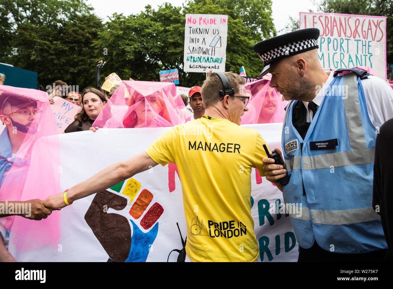 Londres, Royaume-Uni. 6 juillet, 2019. La fierté de Londres stewards forment un cordon d'empêcher des militants de Gays et Lesbiennes, soutenir les migrants, arc-en-ciel d'Afrique, l'extérieur de la famille, Projet Arc-en-ciel Micro et beaucoup d'autres groupes LGBT de se joindre à la fierté de Londres. Les militants ont éclaté à travers le cordon et s'est joint à l'arrière de la marche derrière une ligne de gestionnaires et d'agents de police, marcher en solidarité avec ceux pour qui la fierté de Londres est inaccessible et pour protester contre la corporatisation de fierté à Londres. Credit : Mark Kerrison/Alamy Live News Banque D'Images